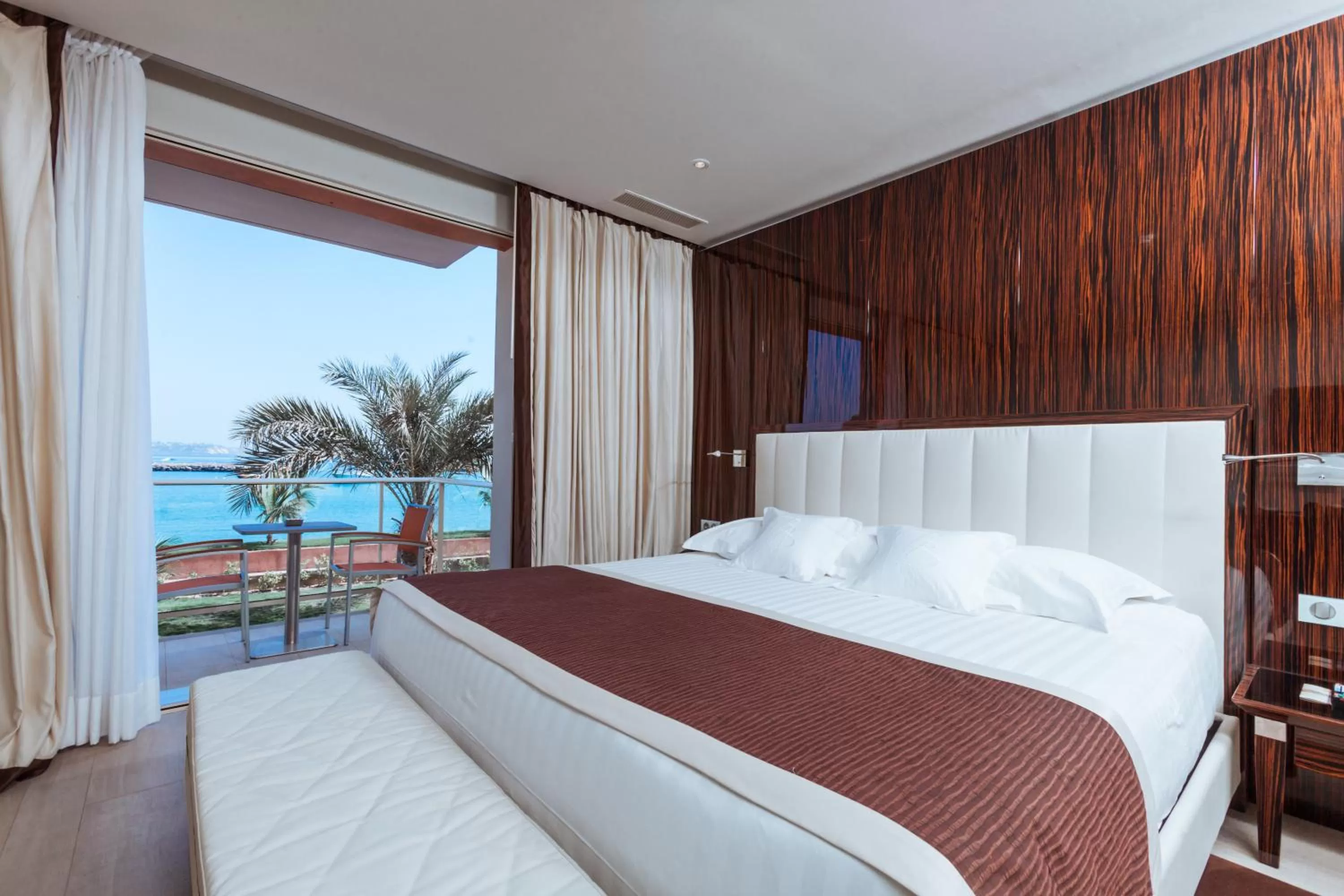 Day, Bed in Terrou-Bi