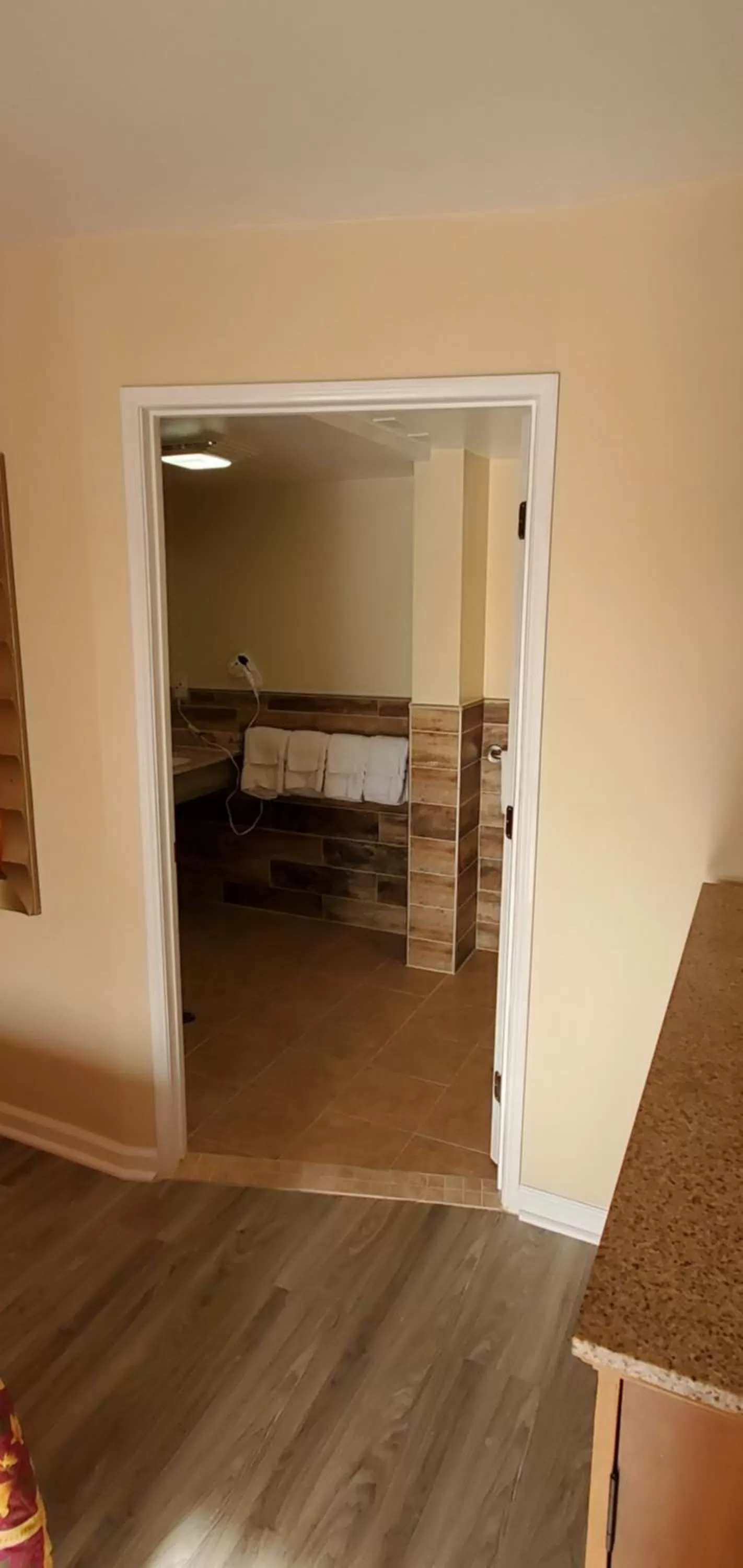 Bathroom, Bed in Anaheim National Inn
