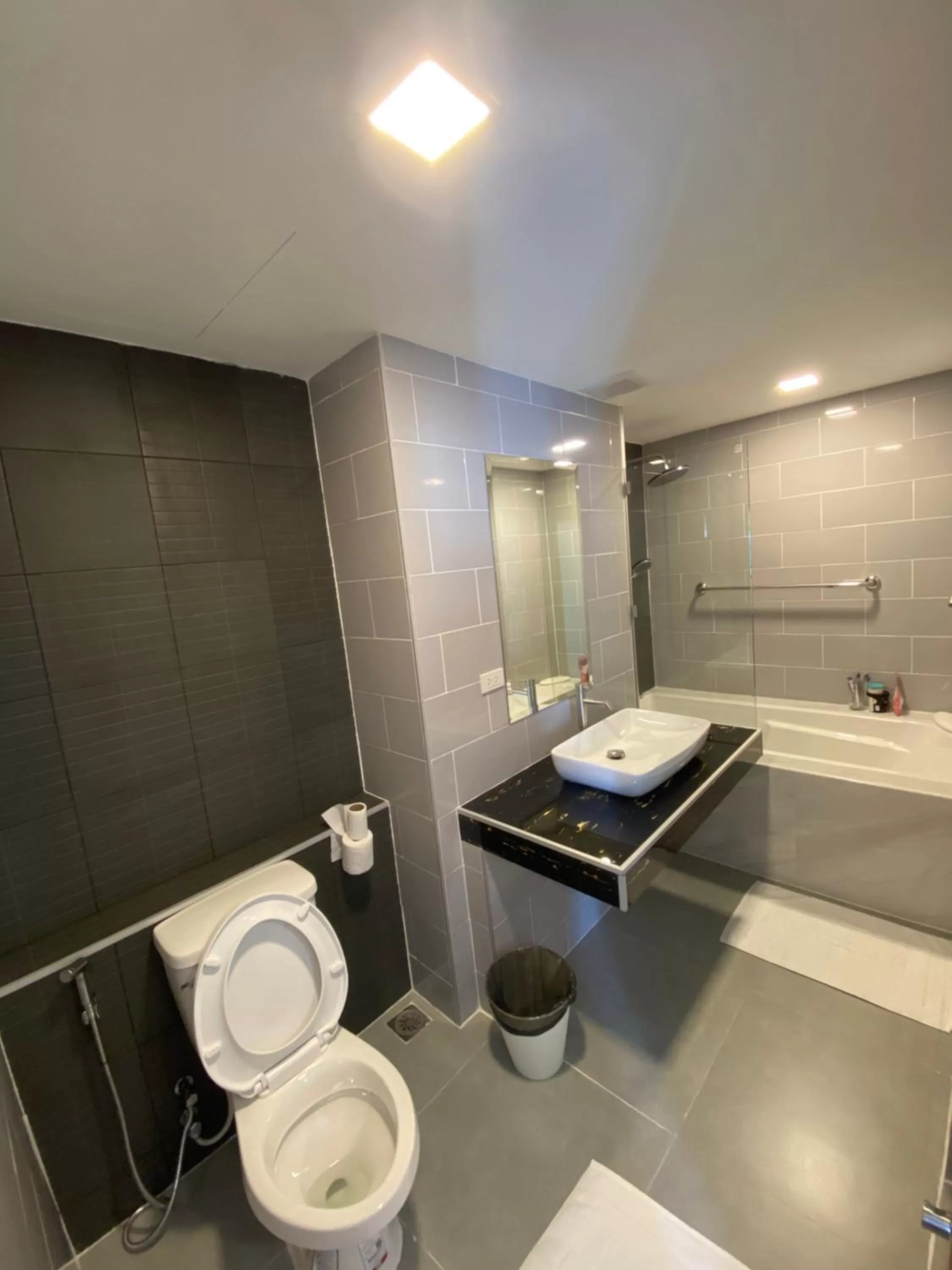 Shower in Napa Hotel Ratchaburi