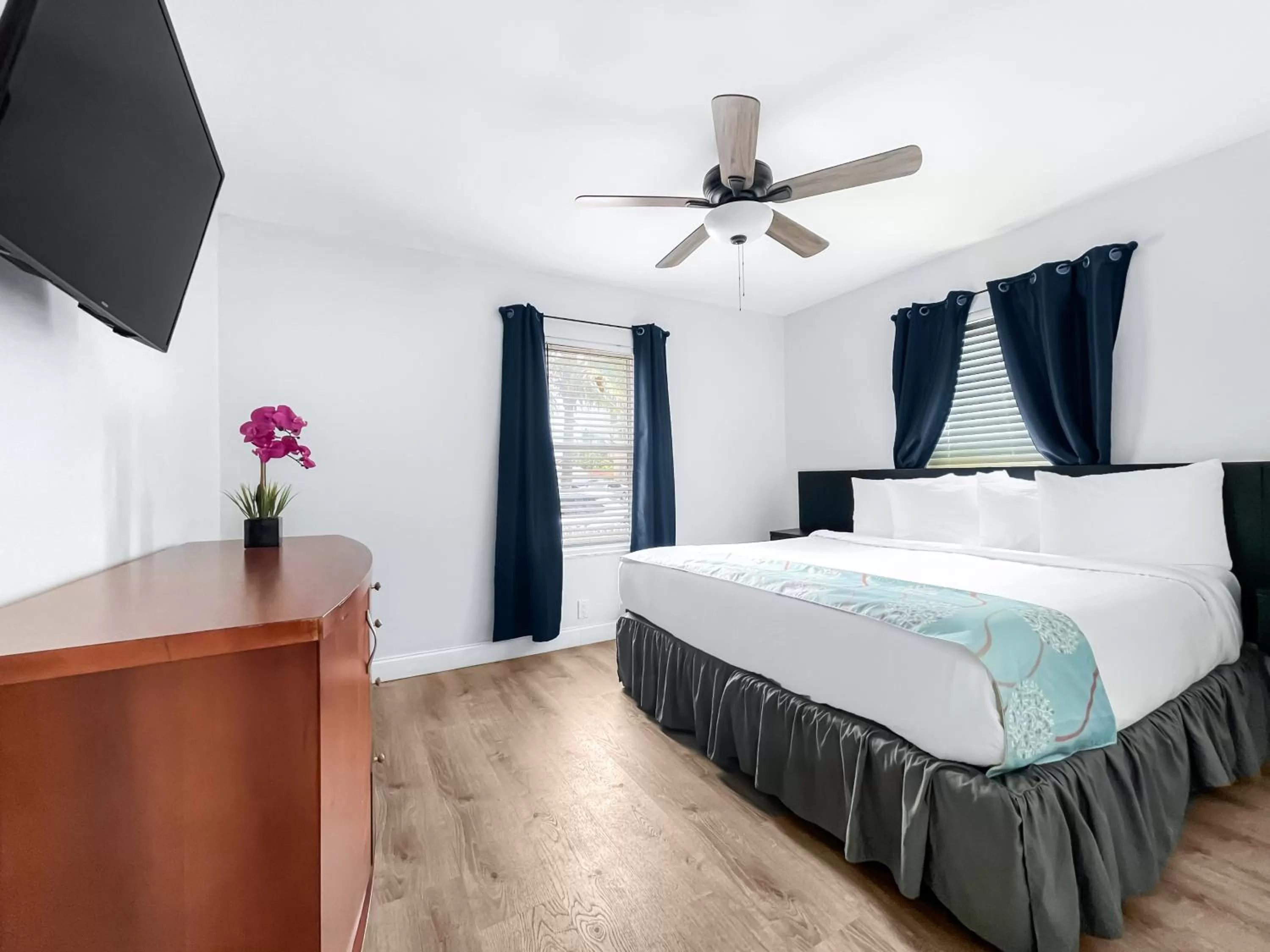 Bedroom, Bed in The Swan