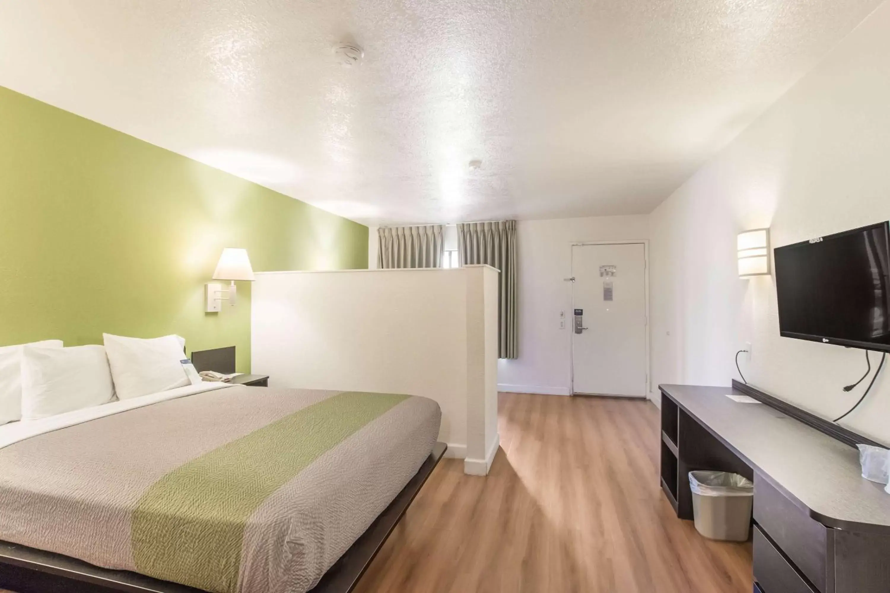 Queen Room - single occupancy - Smoking in Motel 6 Hemet Queen Room - single occupancy - Smoking in Motel 6 Hemet
