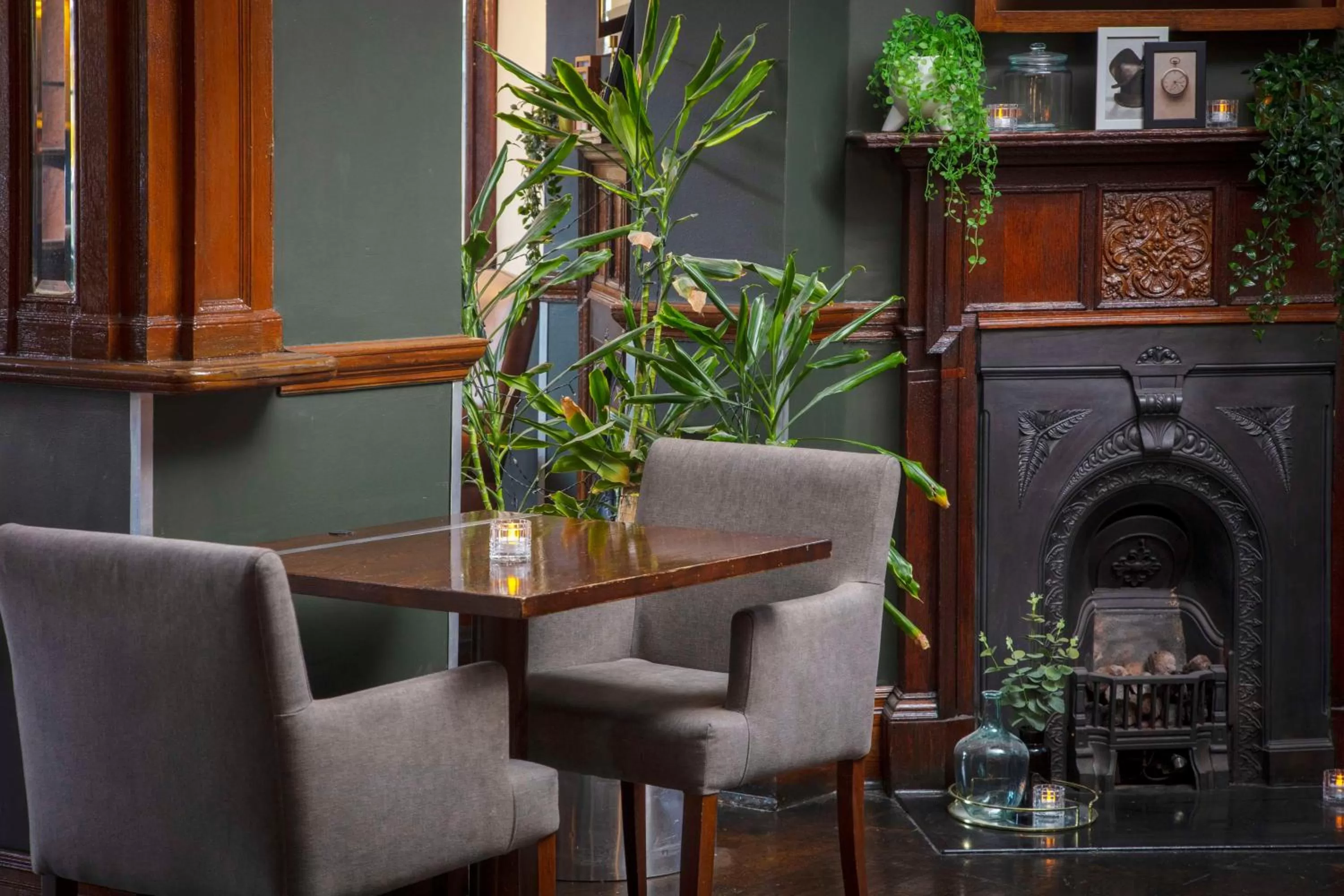 Lounge or bar in The Crown London, WorldHotels Distinctive