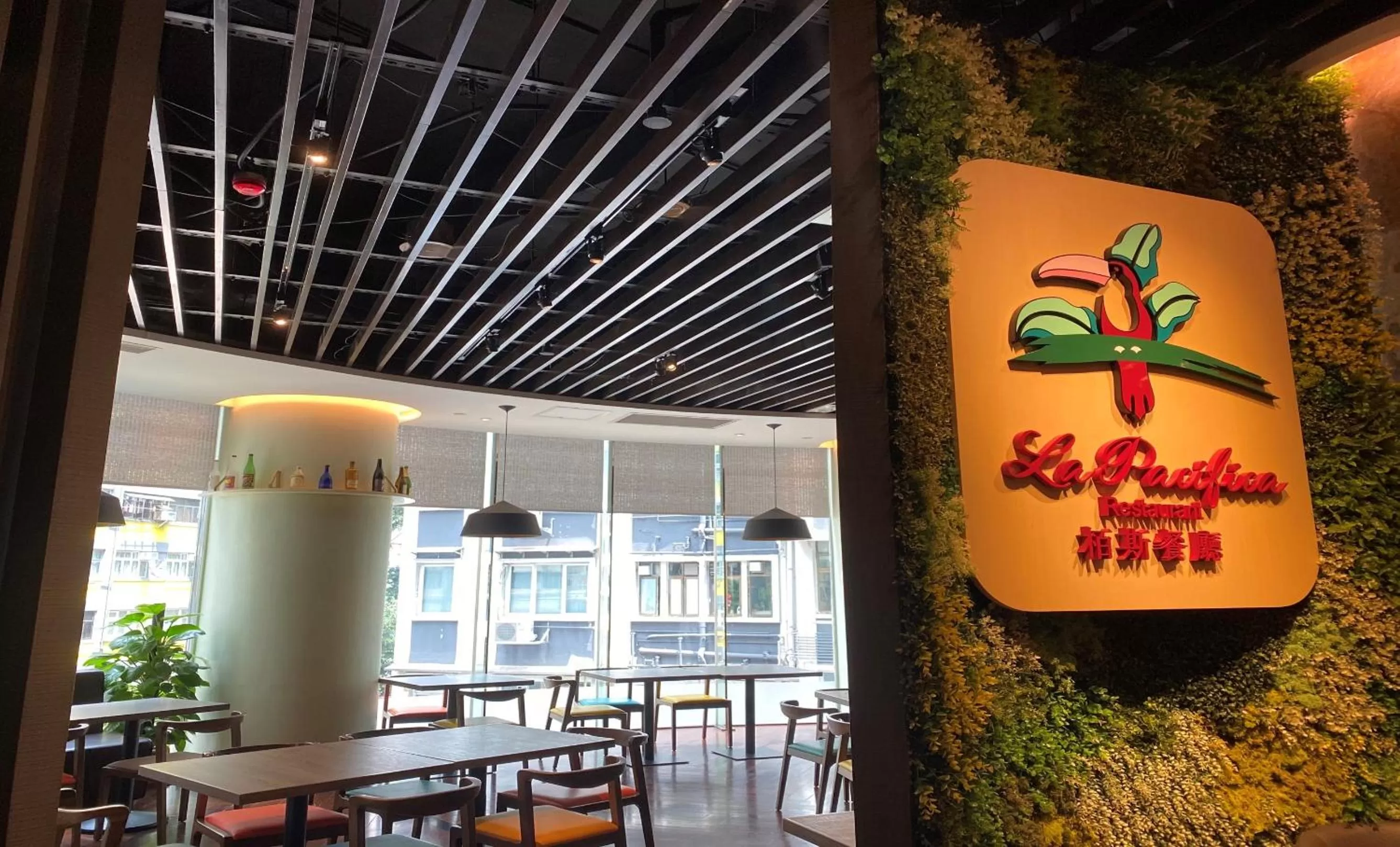 Restaurant/places to eat in South Pacific Hotel