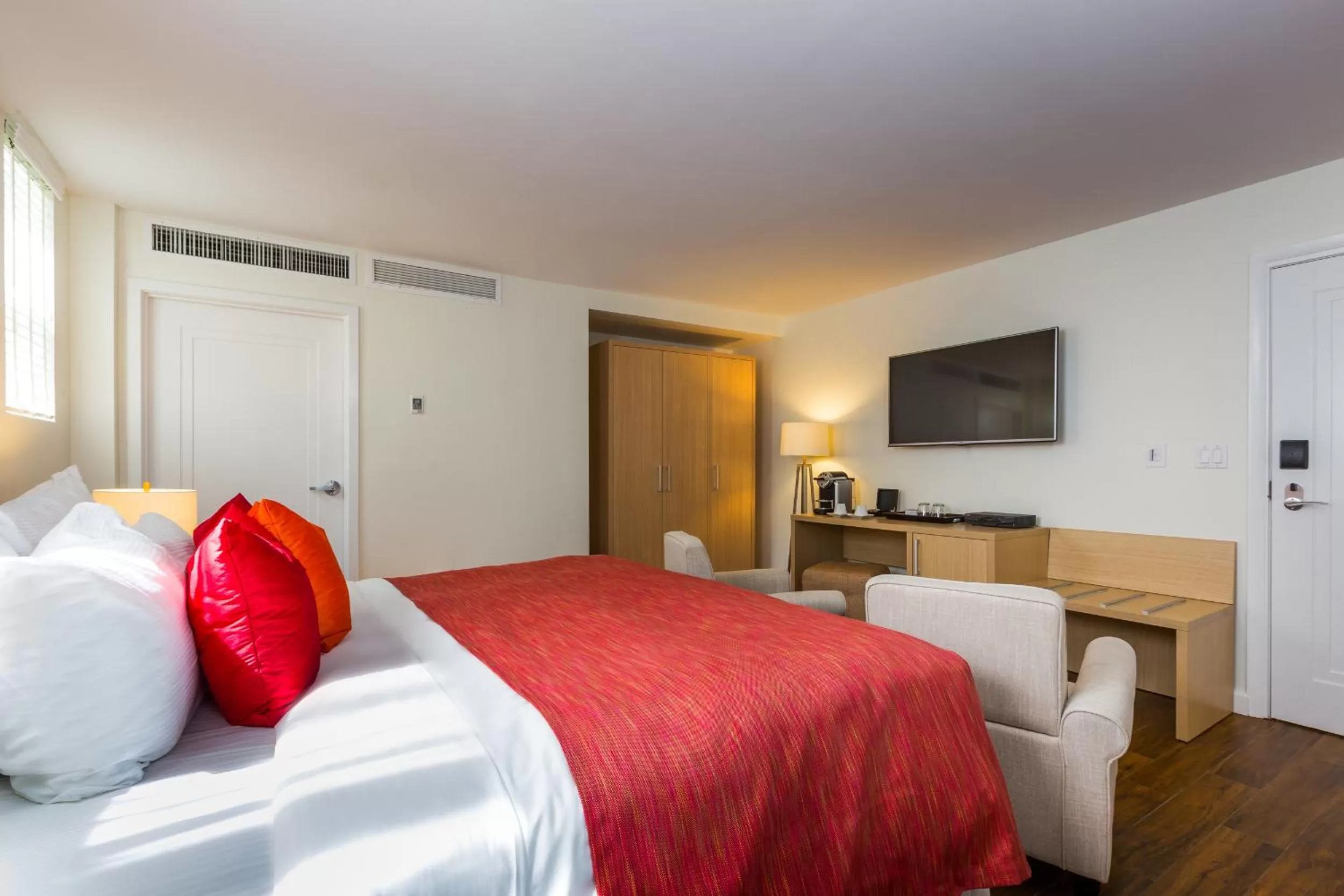 Photo of the whole room in Villa Italia South Beach