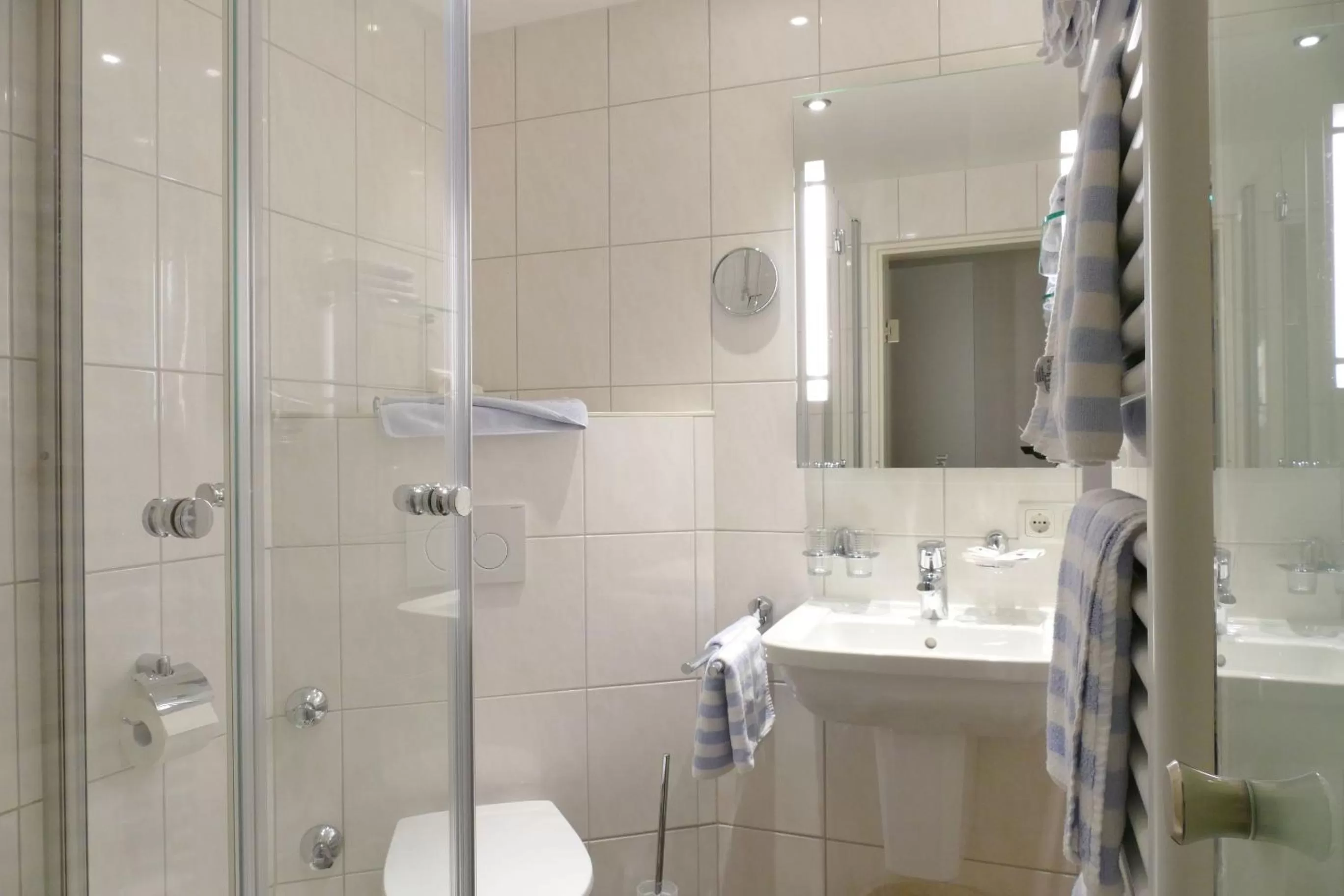 Bathroom in Altstadthotel "Zum Hechten"