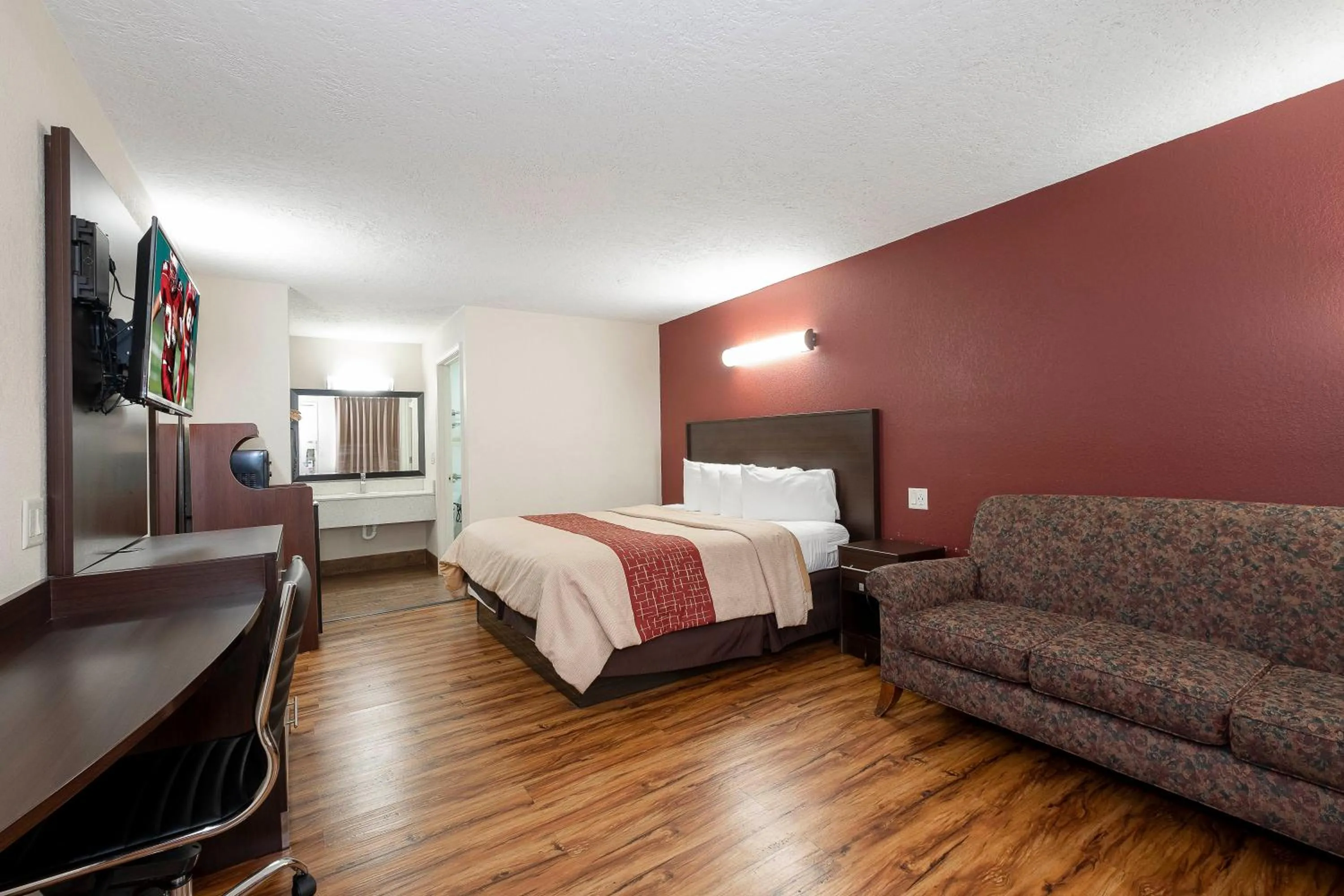 Photo of the whole room in Red Roof Inn Starkville - University