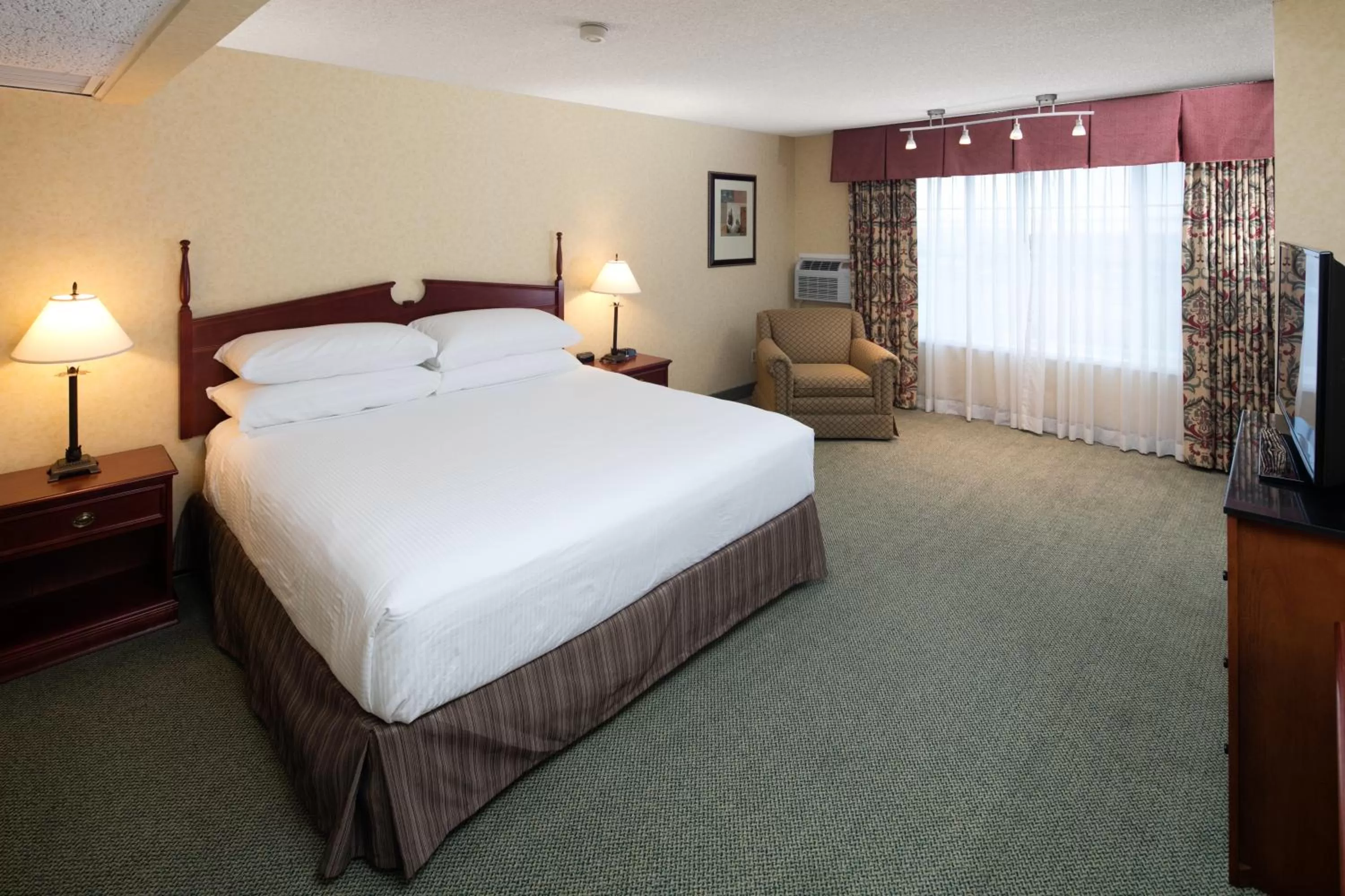 Photo of the whole room, Bed in Red Lion Hotel Eureka