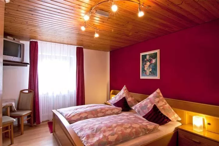 Photo of the whole room, Bed in Gasthaus Zur Linde