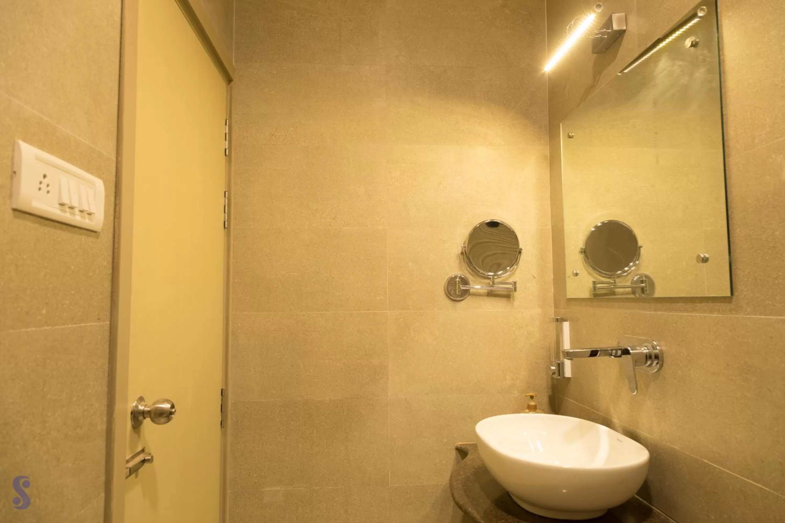 Bathroom in Safarnama Varanasi