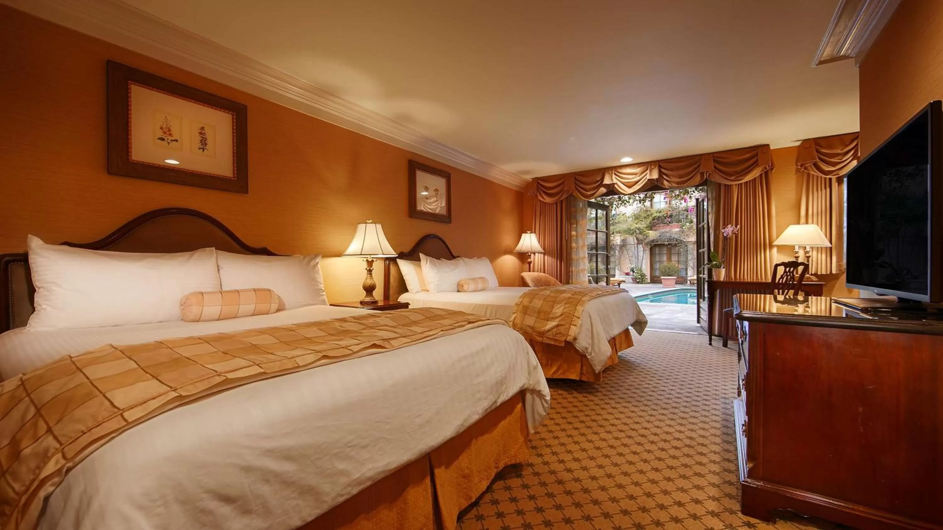 Photo of the whole room, Bed in Best Western Plus Sunset Plaza Hotel