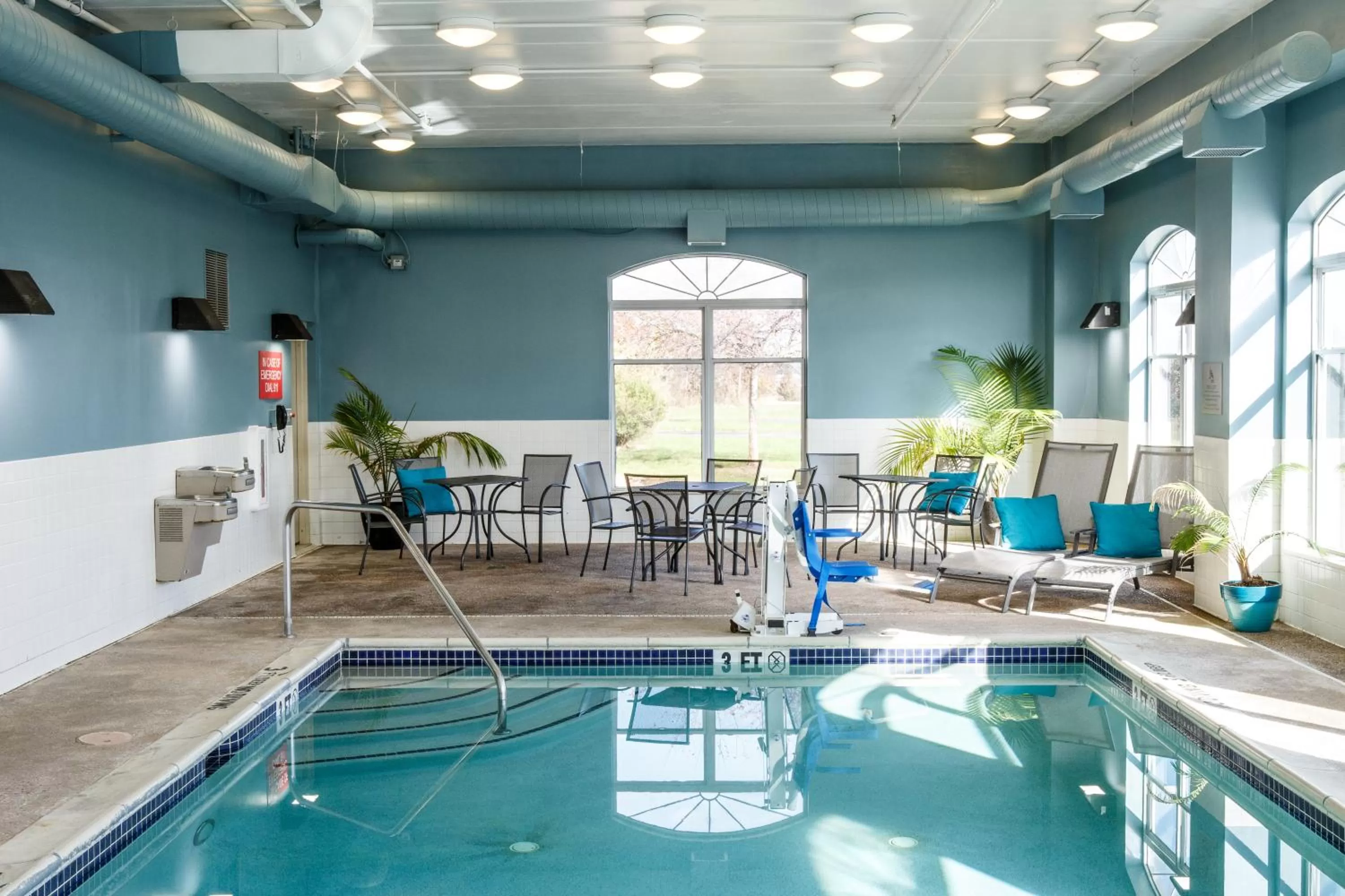 Swimming pool in Country Inn & Suites by Radisson, Harrisburg West Mechanicsburg