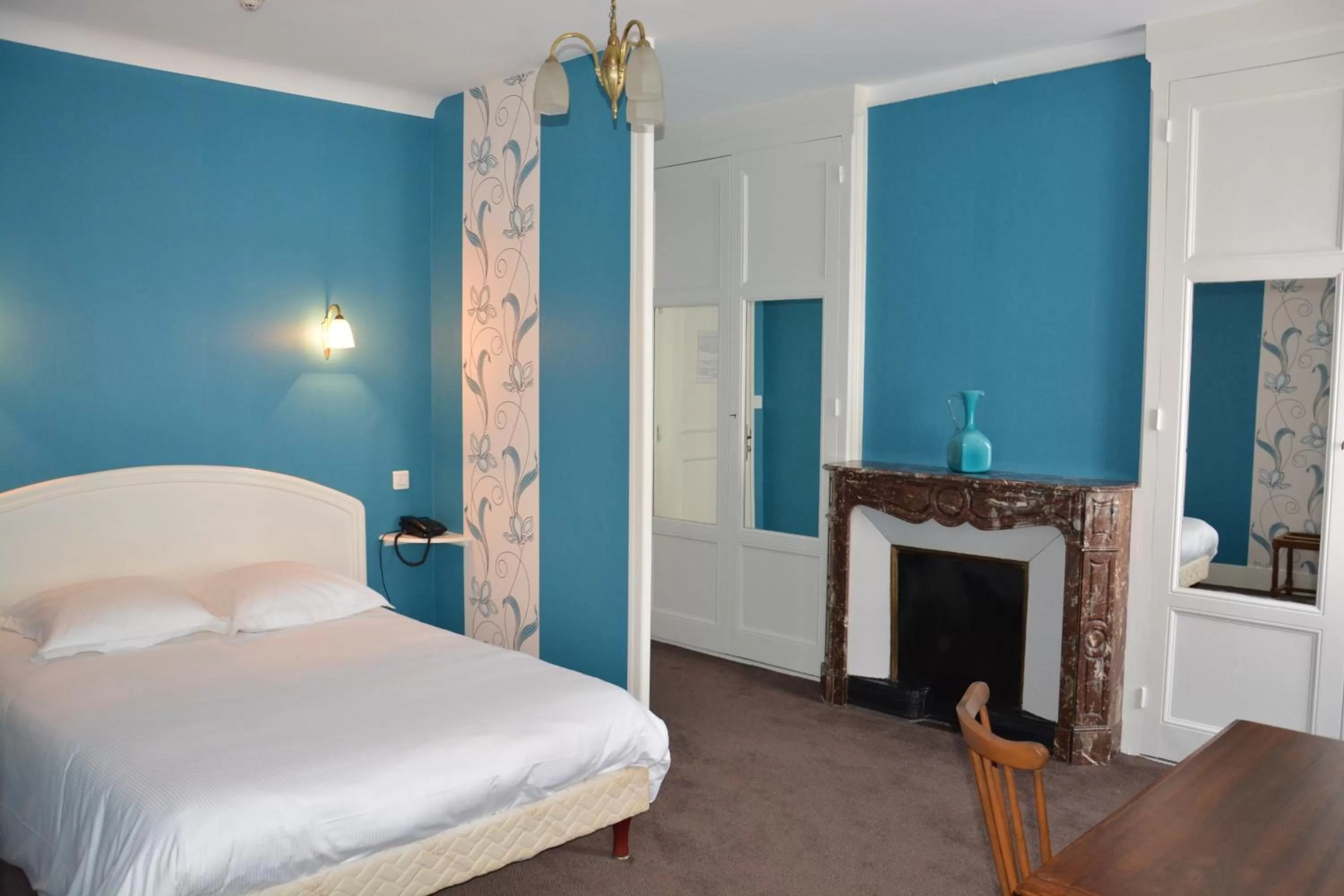 Photo of the whole room, Bed in The Originals Boutique, Hôtel Terminus, Bourg-en-Bresse Gare