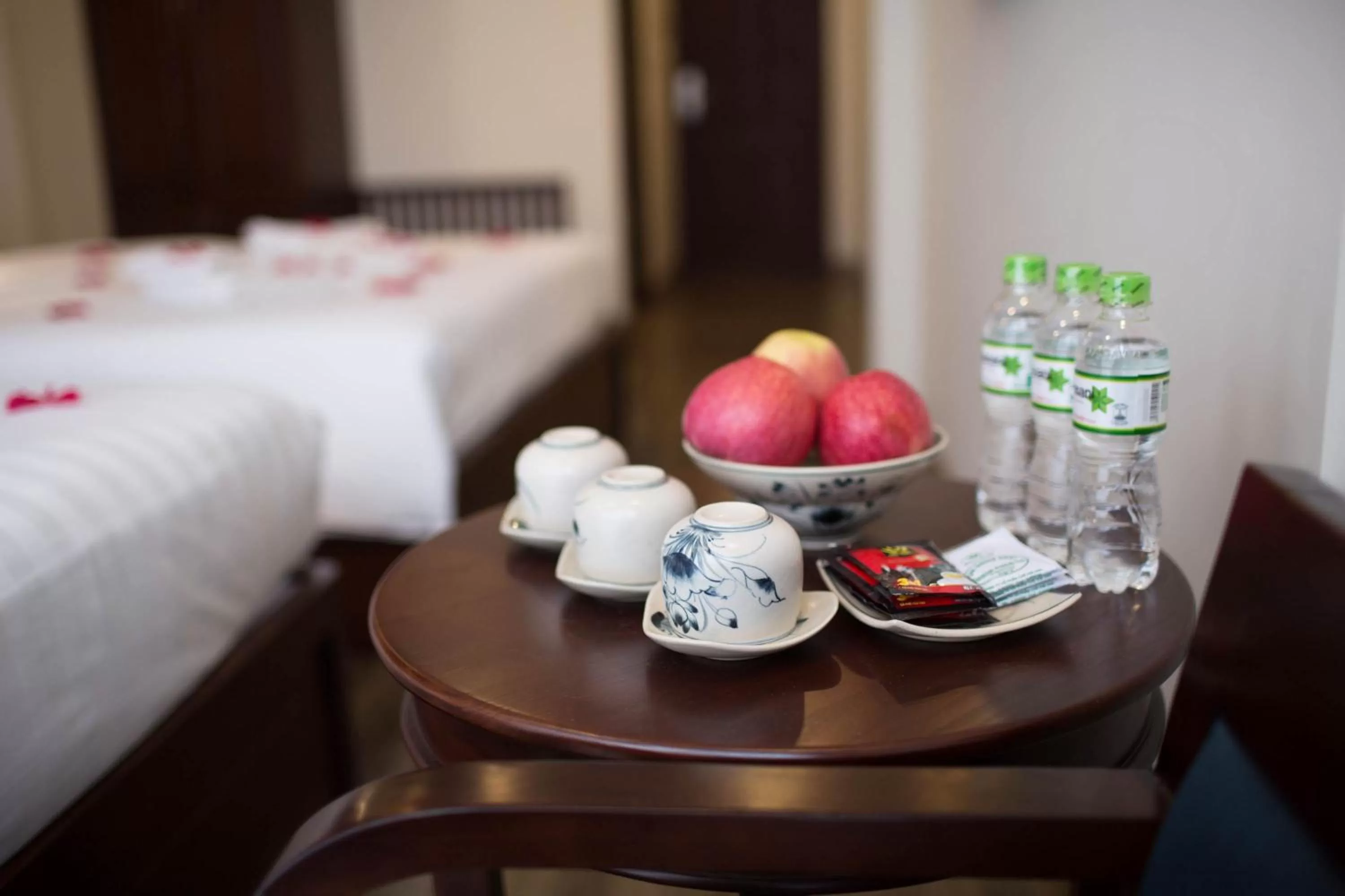 Food and drinks, Bed in Holiday Emerald Hotel