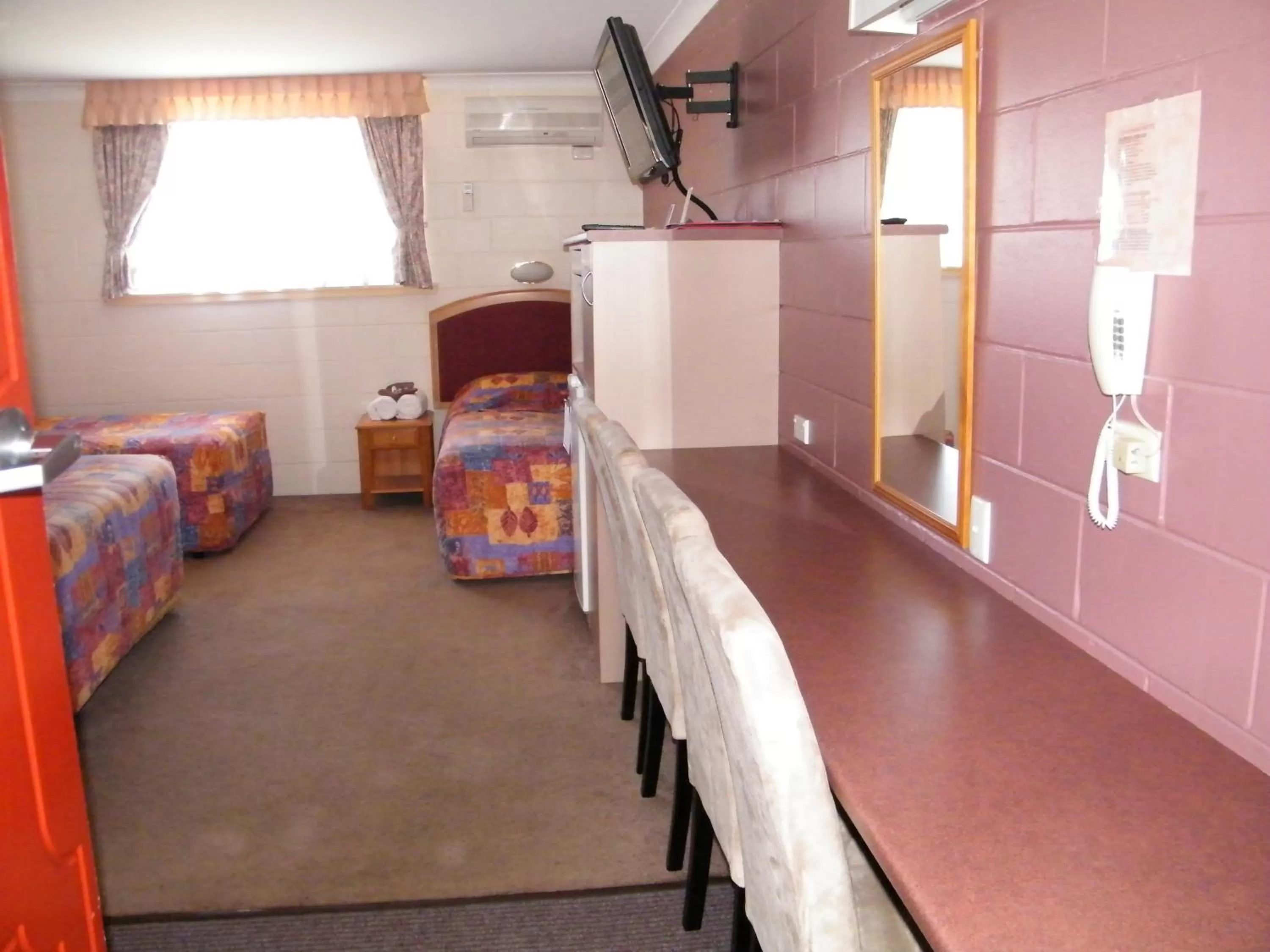 Photo of the whole room in Clansman Motel