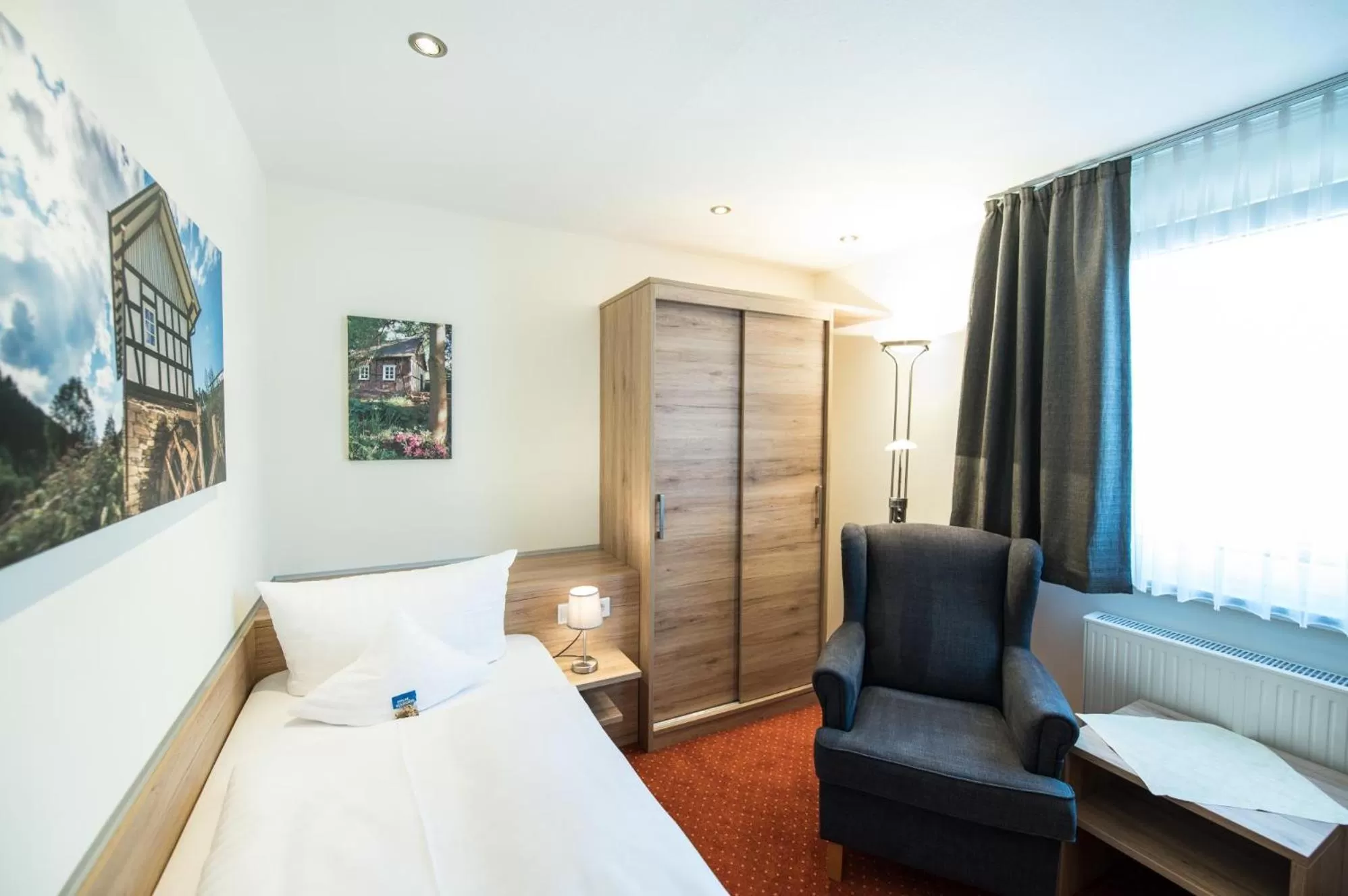 Photo of the whole room, Bed in Hotel Hanses-Bräutigam