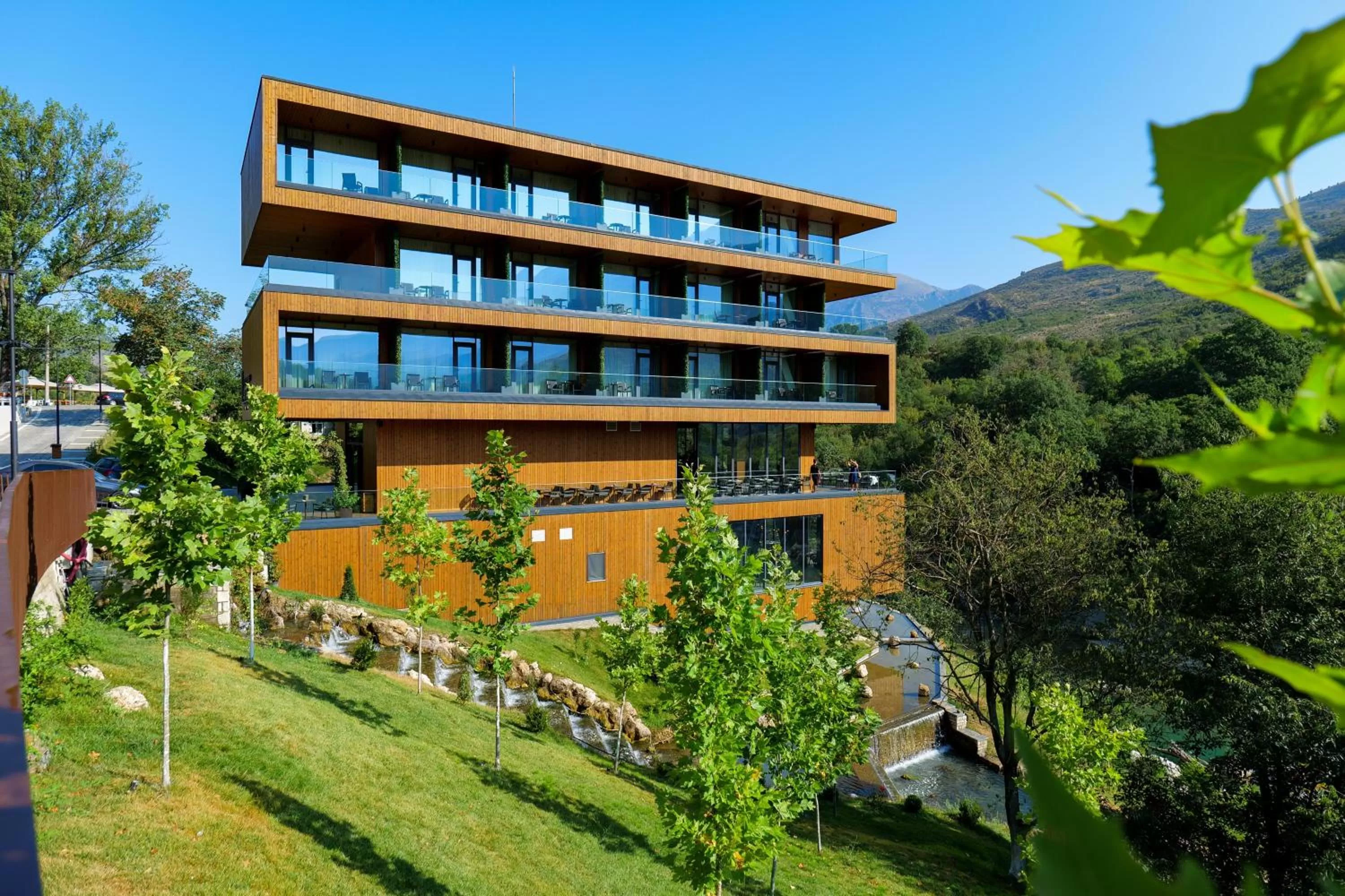 Property Building in Hotel Uji Ftohte Tepelene