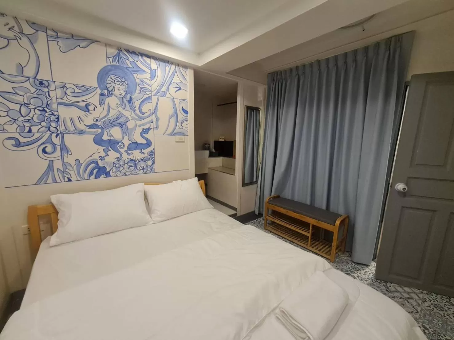 Photo of the whole room, Bed in Suraya Bangkok