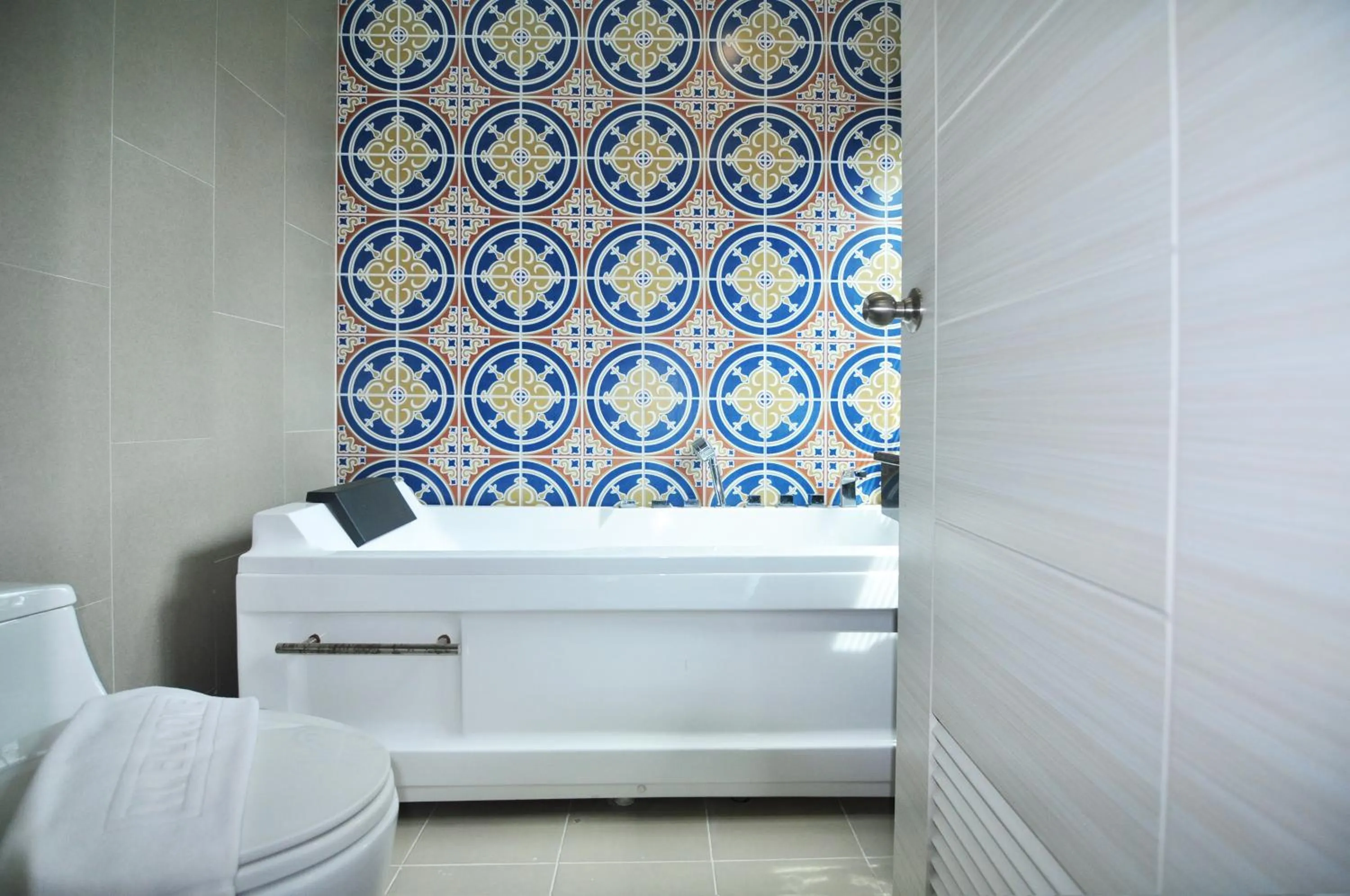 Shower, Bed in The AIM Patong Hotel