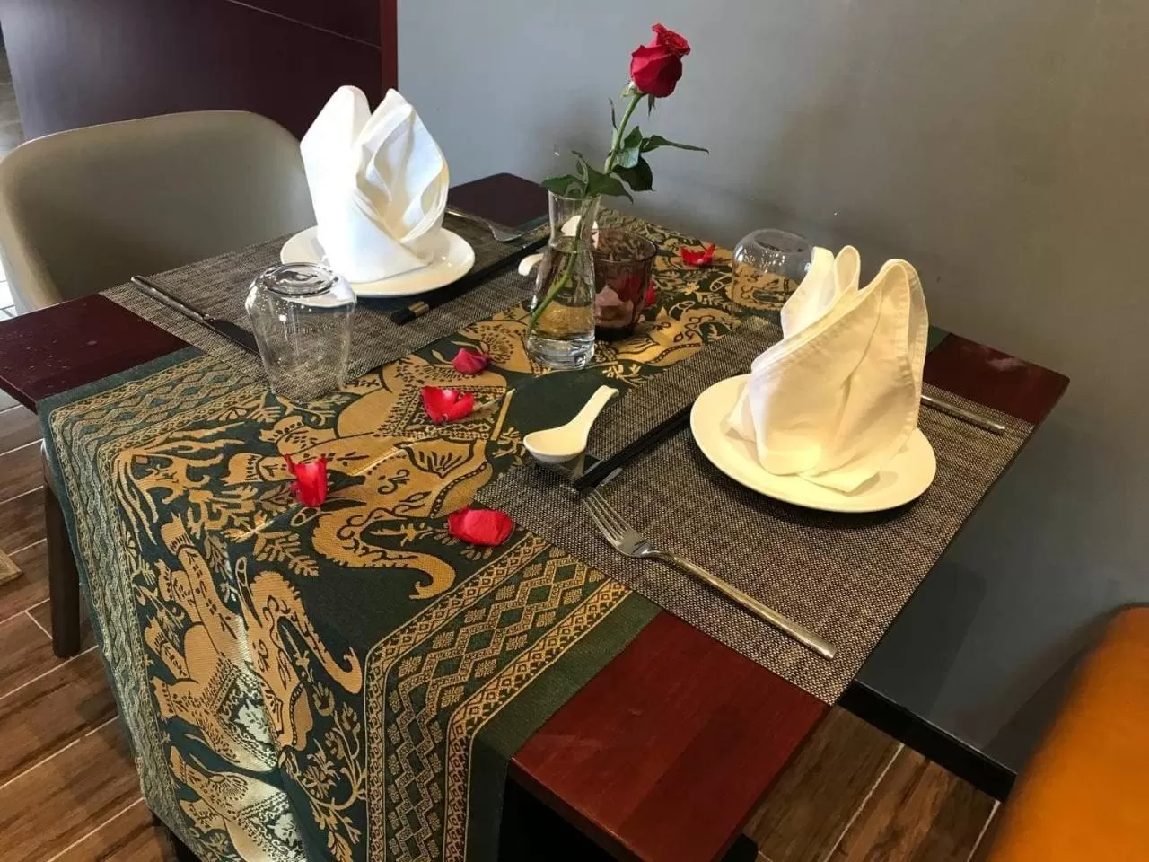 Restaurant/places to eat in V V Hotel Battambang