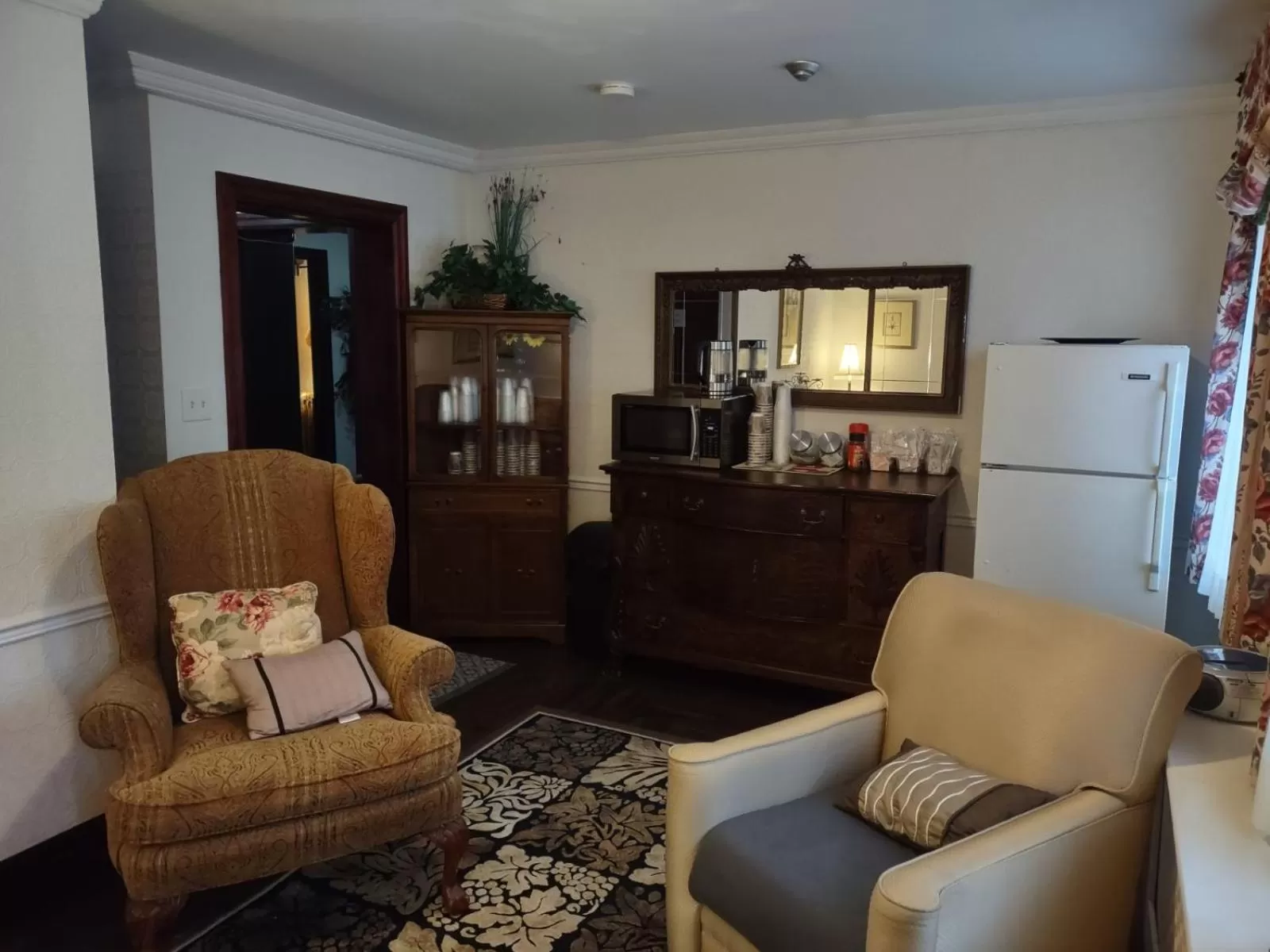 Communal lounge/ TV room in The King George Inn