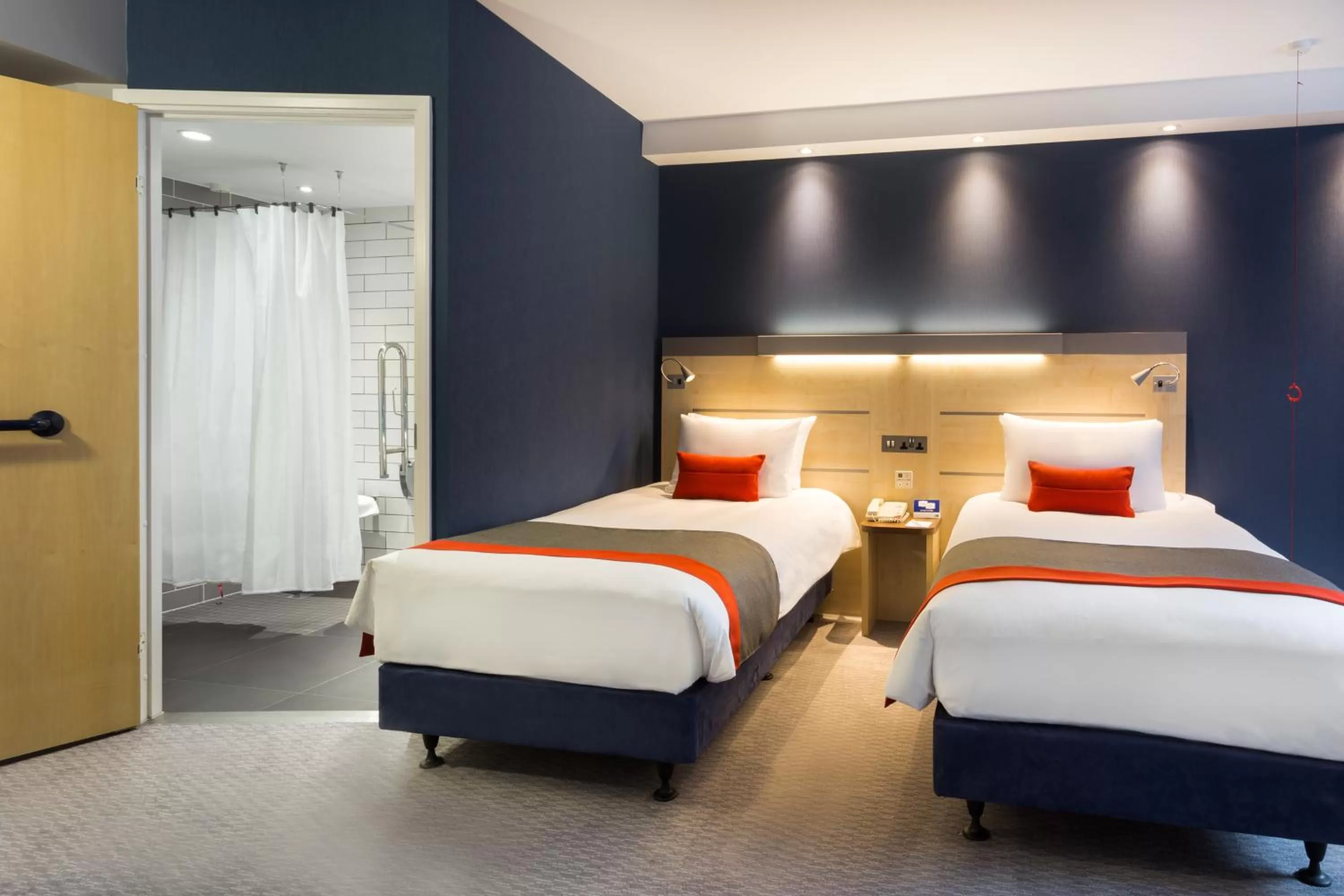 Photo of the whole room, Bed in Holiday Inn Express London - Watford Junction by IHG