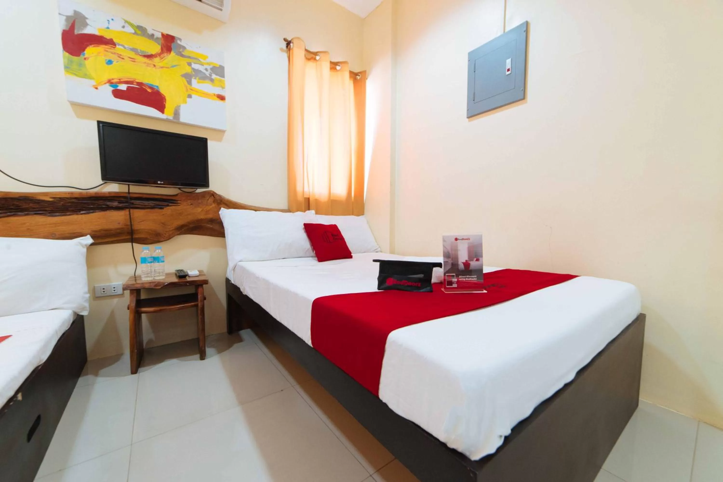 TV and multimedia, Bed in RedDoorz near New Government Center