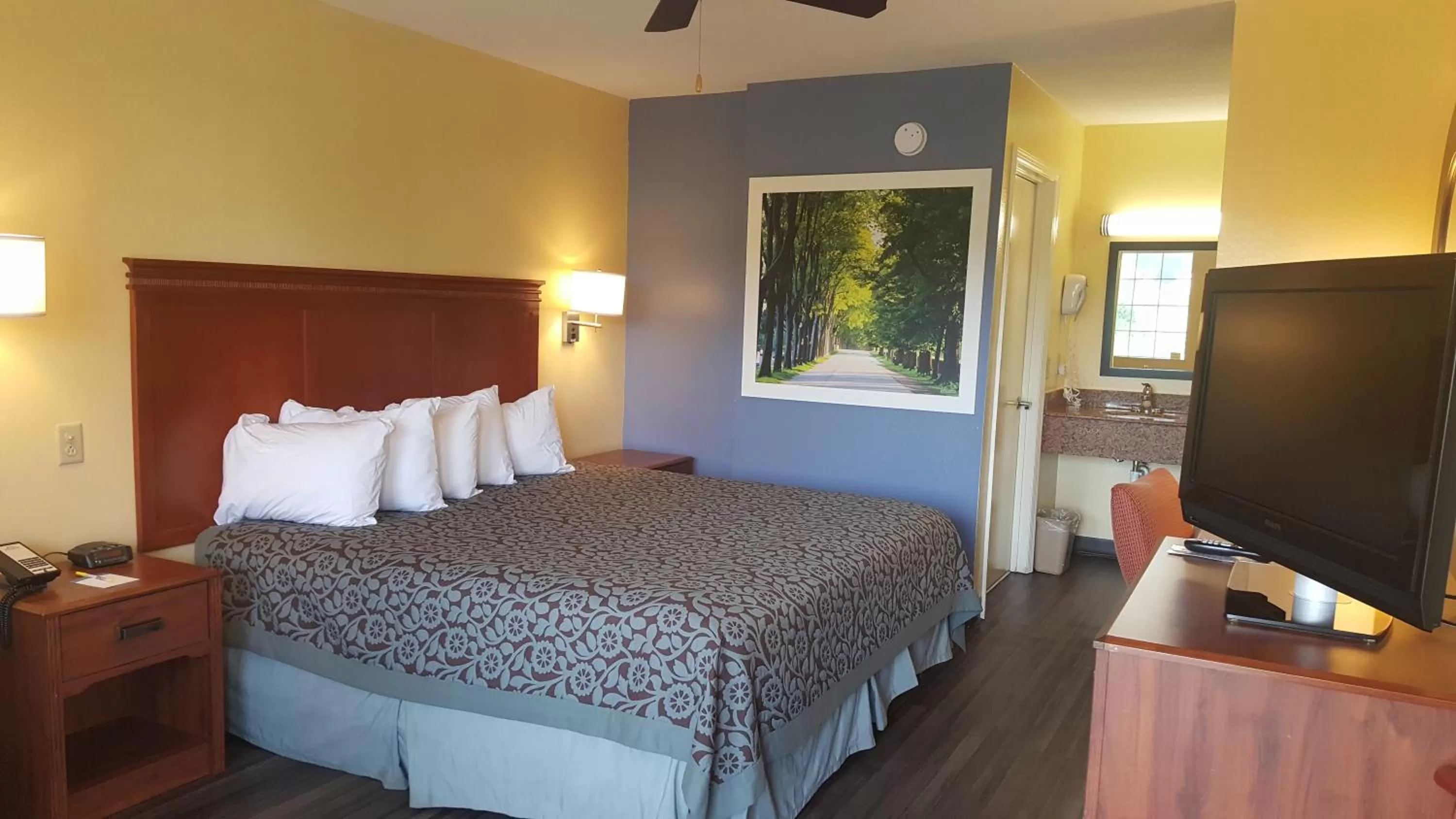 King Room - Disability Access/Non-Smoking in Days Inn by Wyndham Trenton