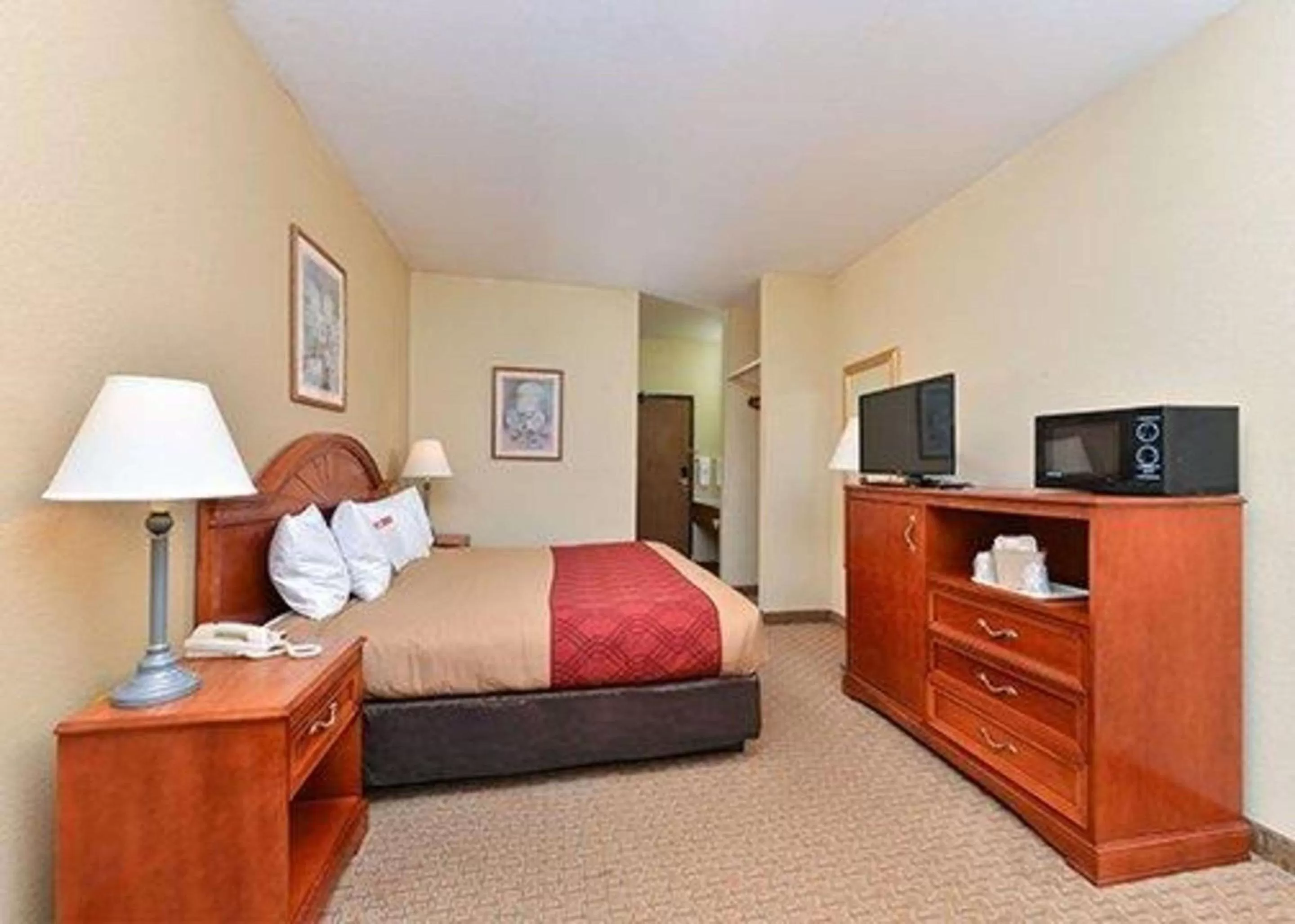 Photo of the whole room, Bed in Express Inn & suites