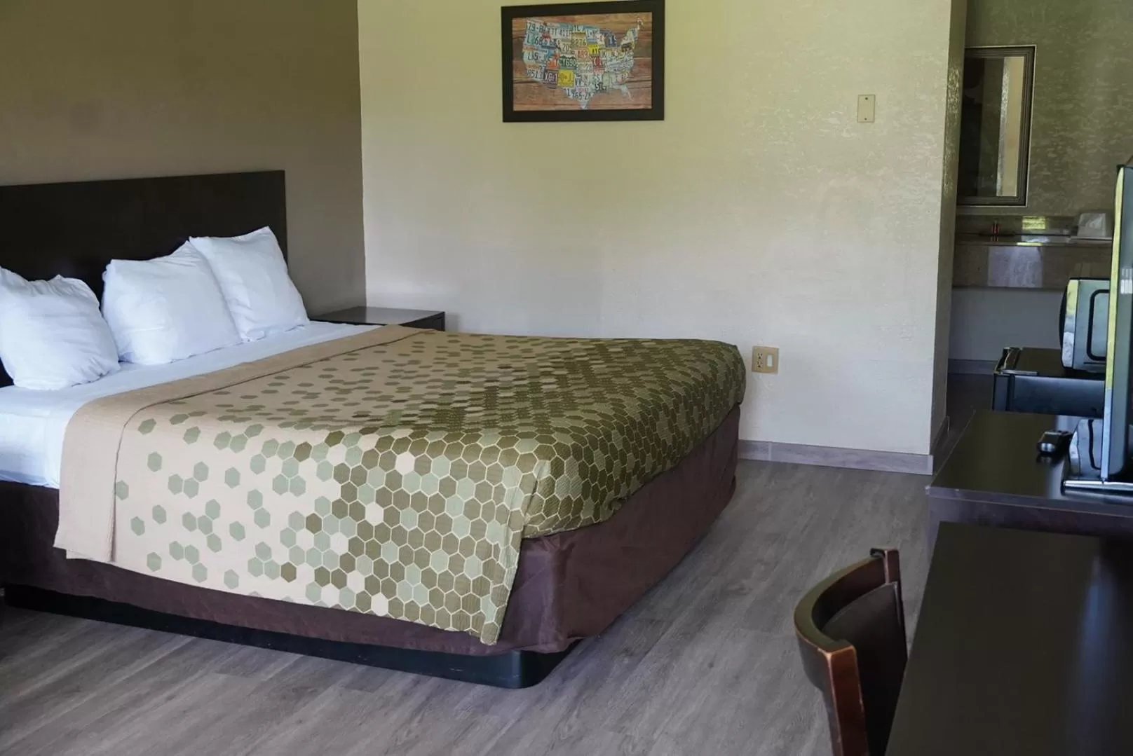 Bed in Econo Lodge Jacksonville South