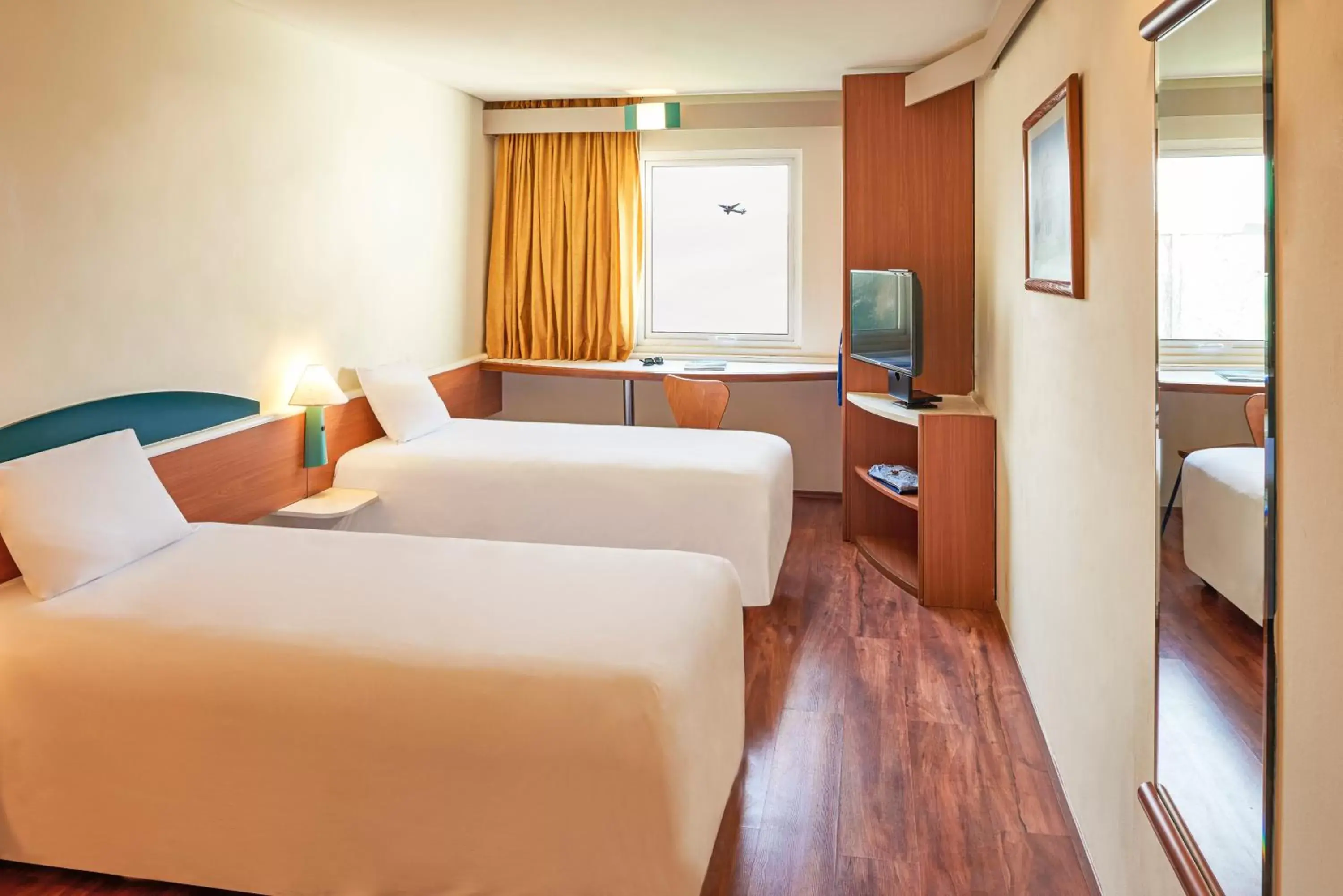 Standard Double Room with Two Double Beds in Ibis Monterrey Aeropuerto Standard Double Room with Two Double Beds in Ibis Monterrey Aeropuerto