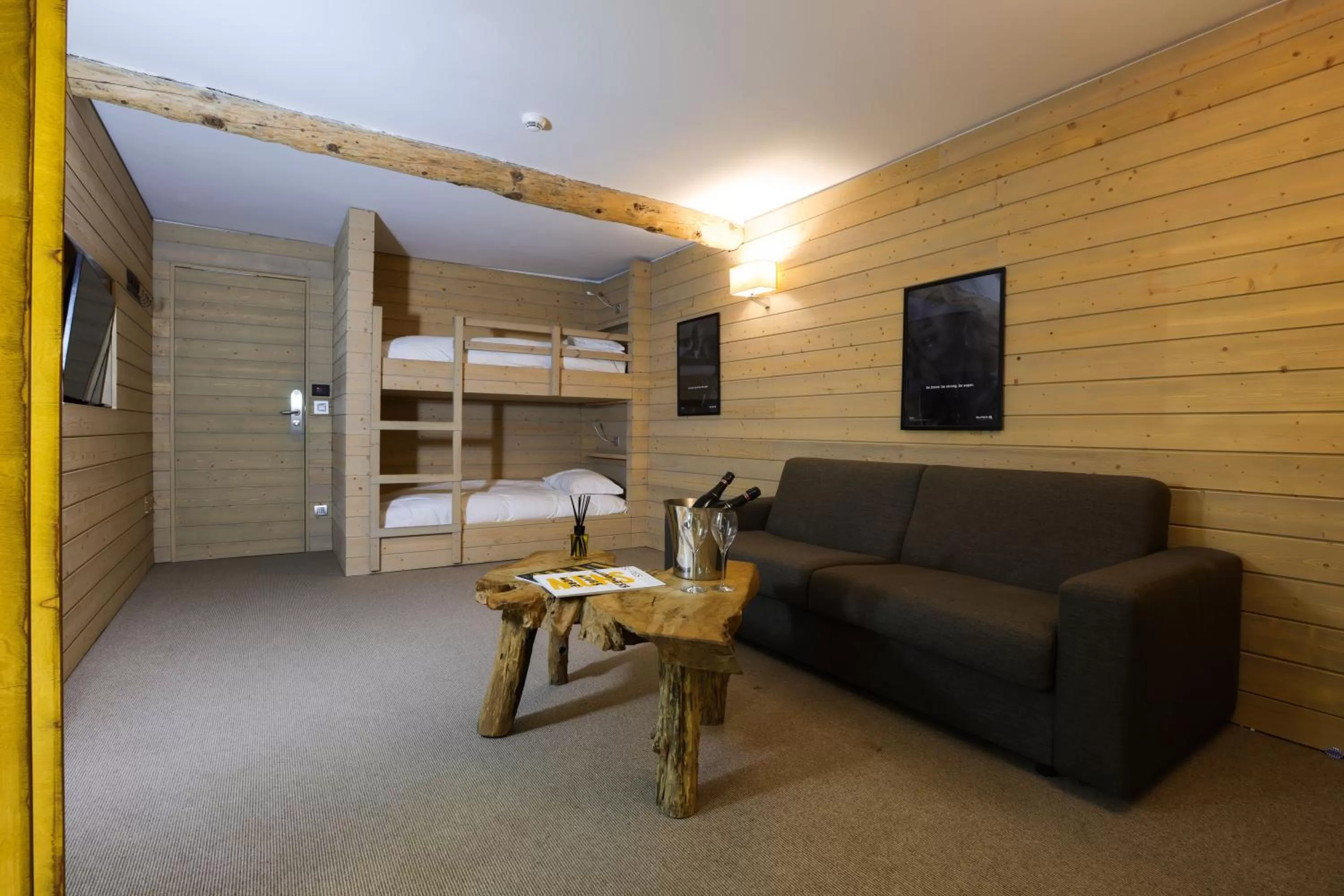 Bedroom, Bed in Super G