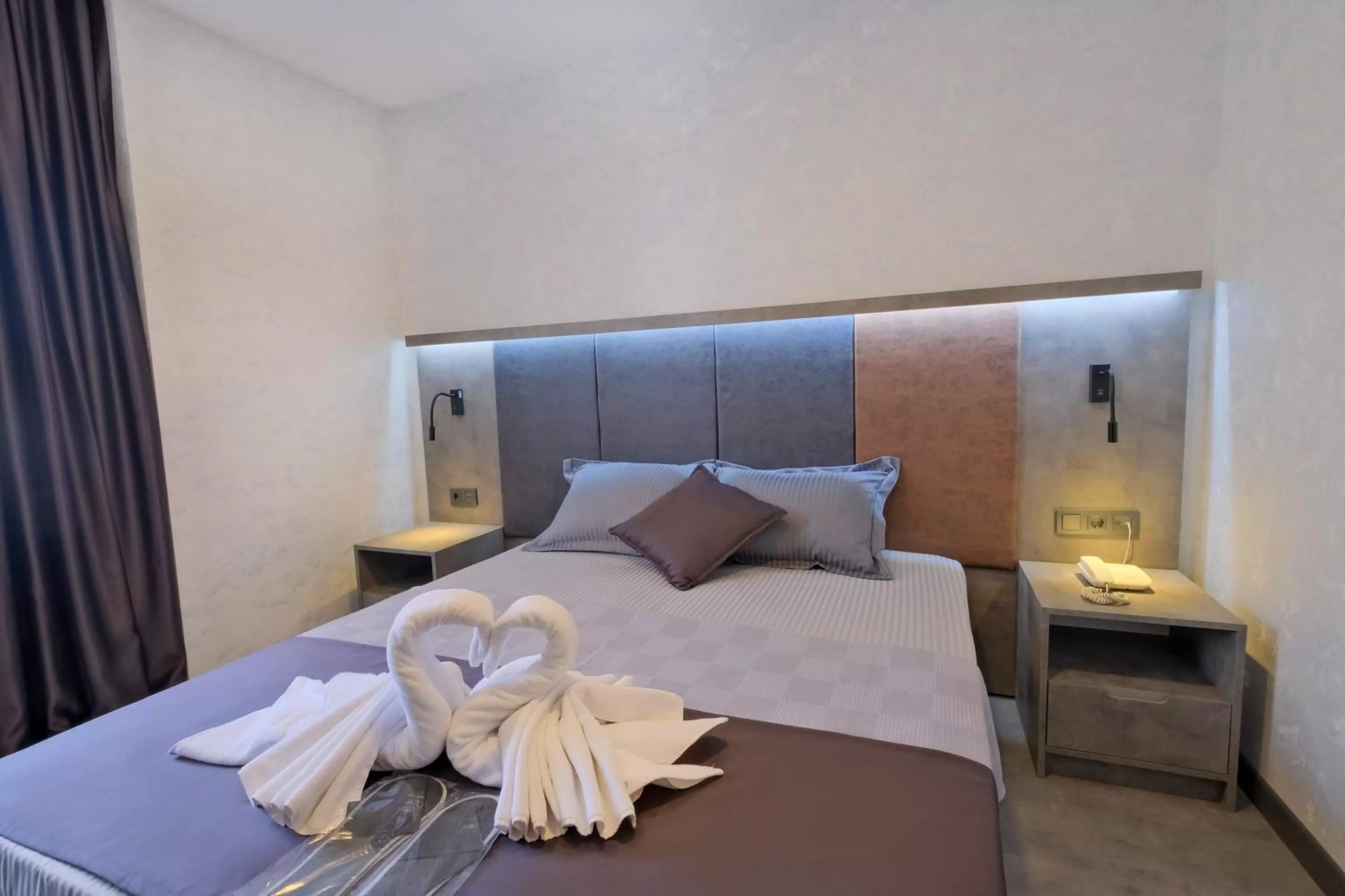 Bed in The Queen Hotel