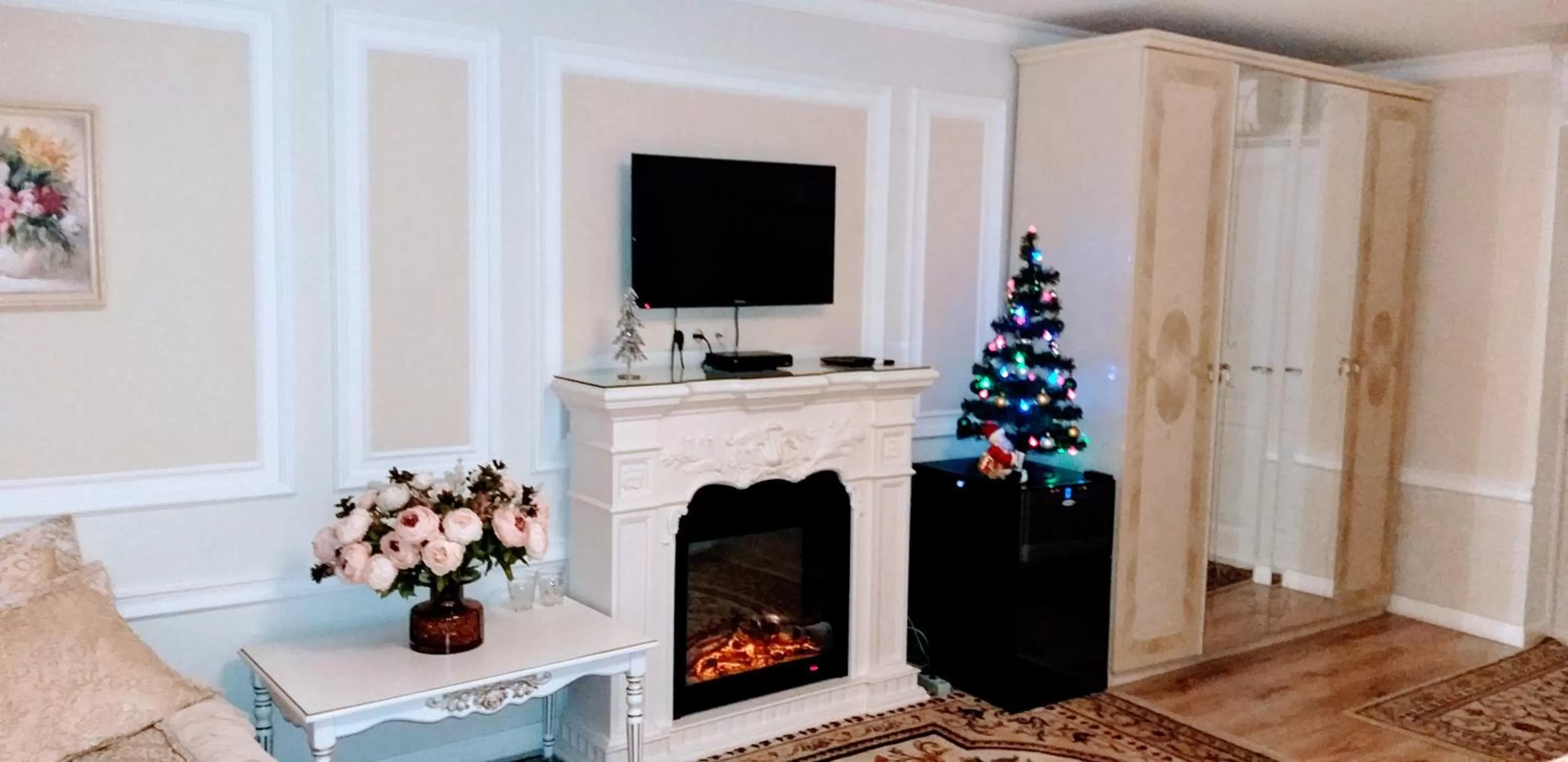 Communal lounge/ TV room, TV/Entertainment Center in Shalanda