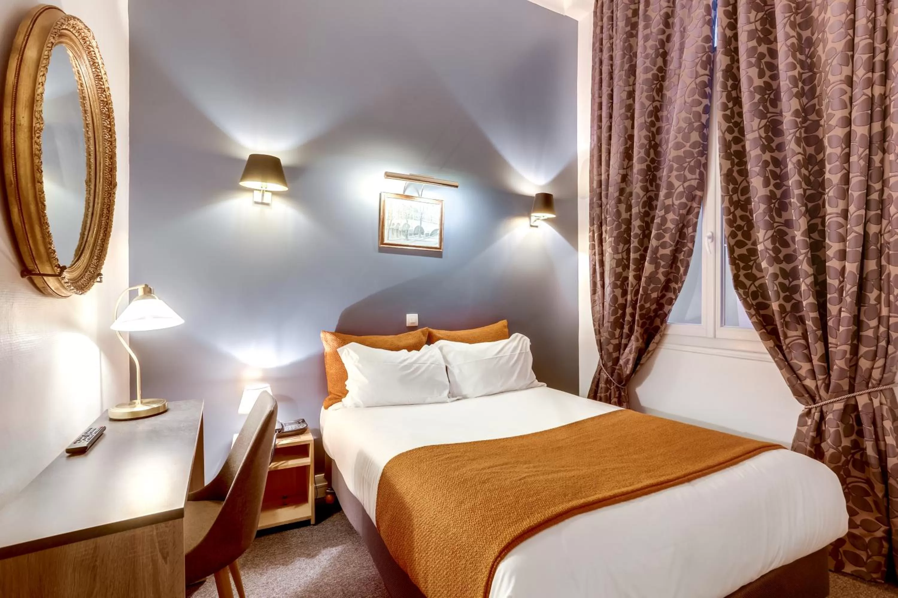 Bed in Hotel Opera Maintenon