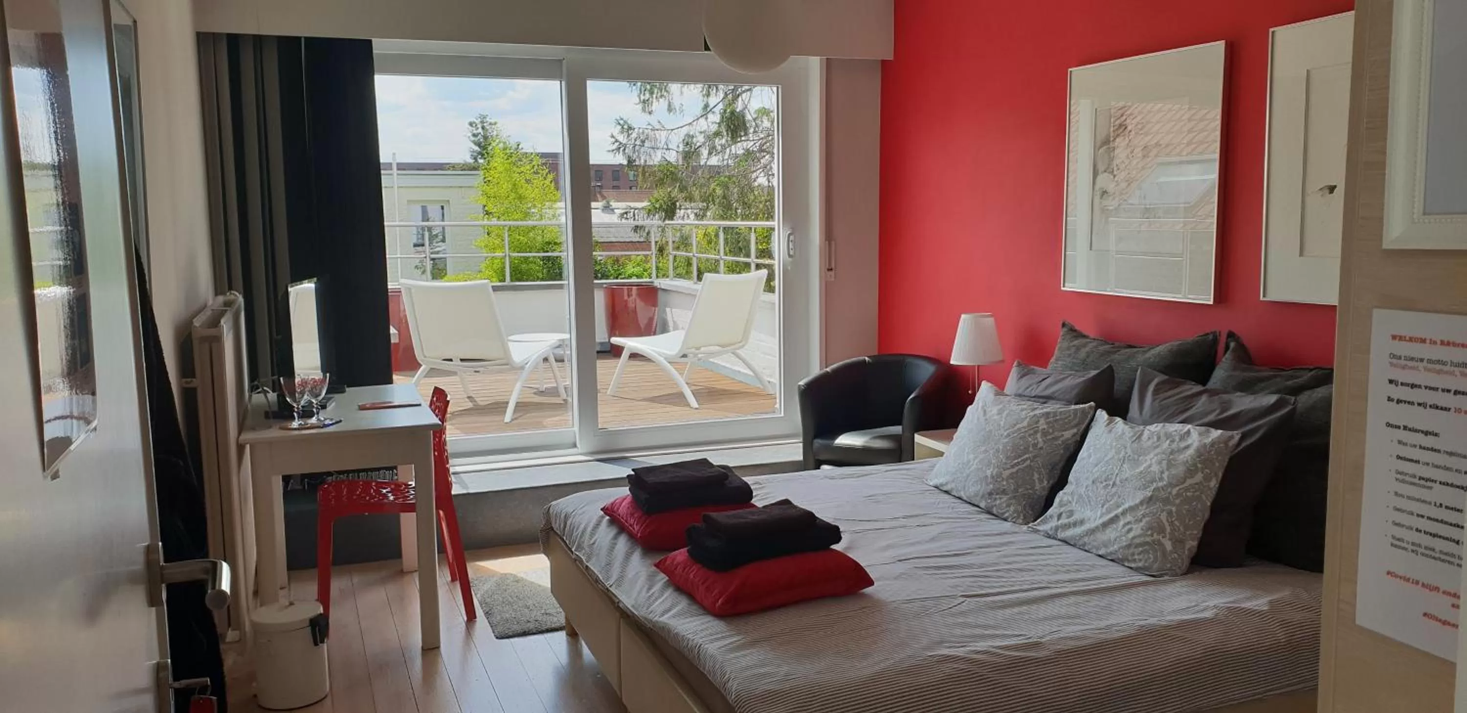 Photo of the whole room, Seating Area in R&breakfast