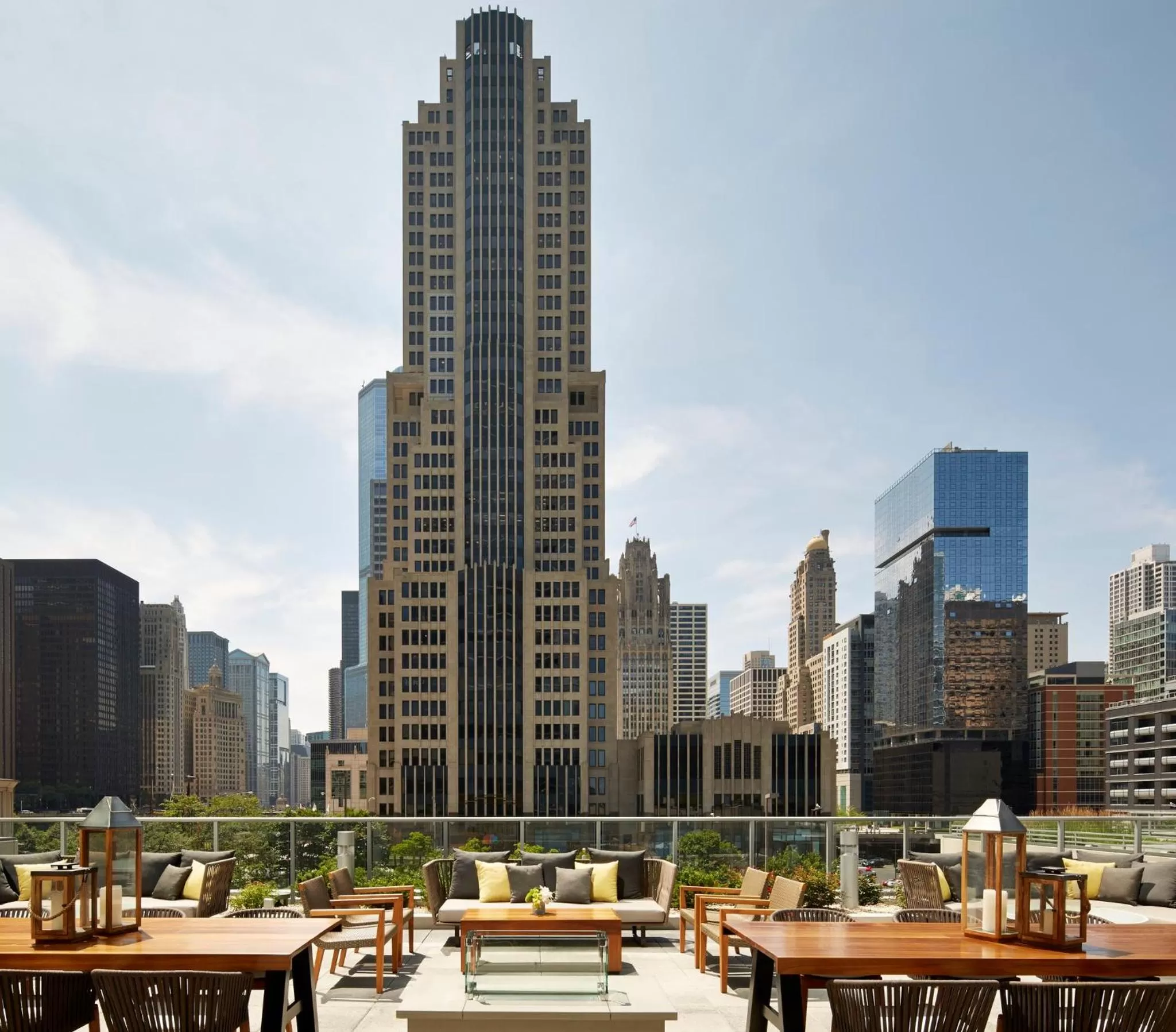 Lounge or bar in Loews Chicago Hotel