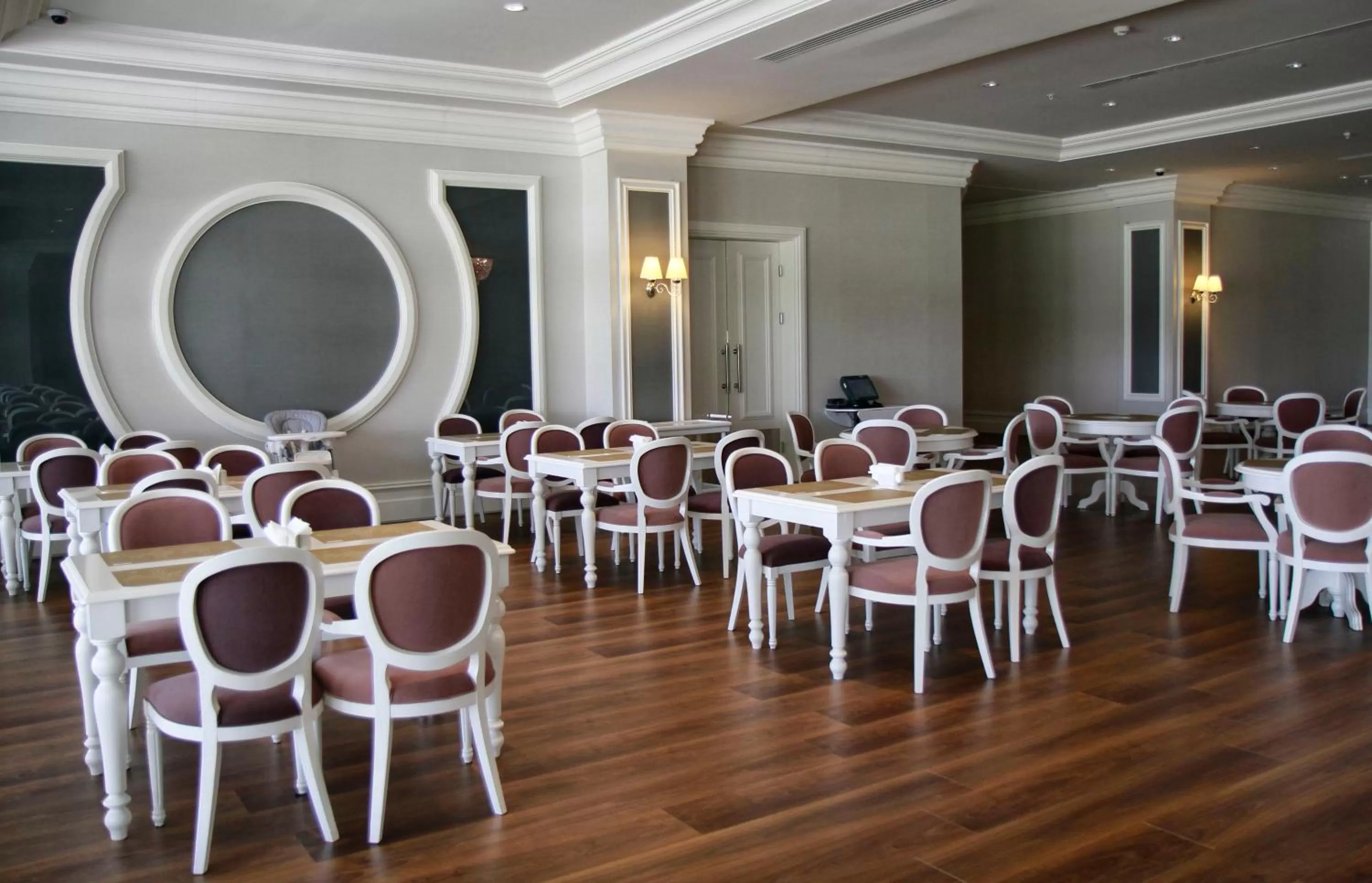 Restaurant/places to eat in Vialand Palace Hotel