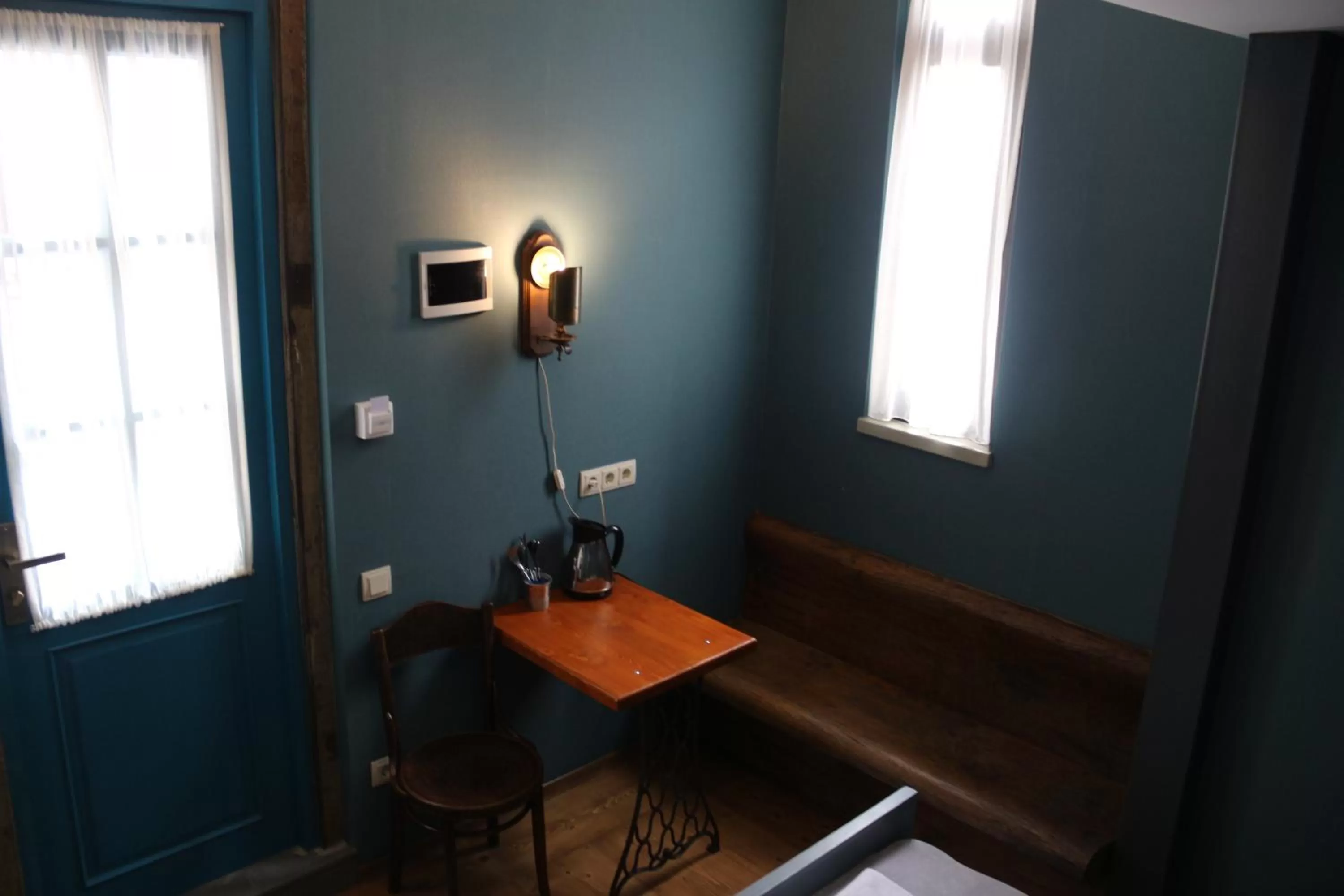 Coffee/tea facilities, TV/Entertainment Center in 3 Heritage Rooms