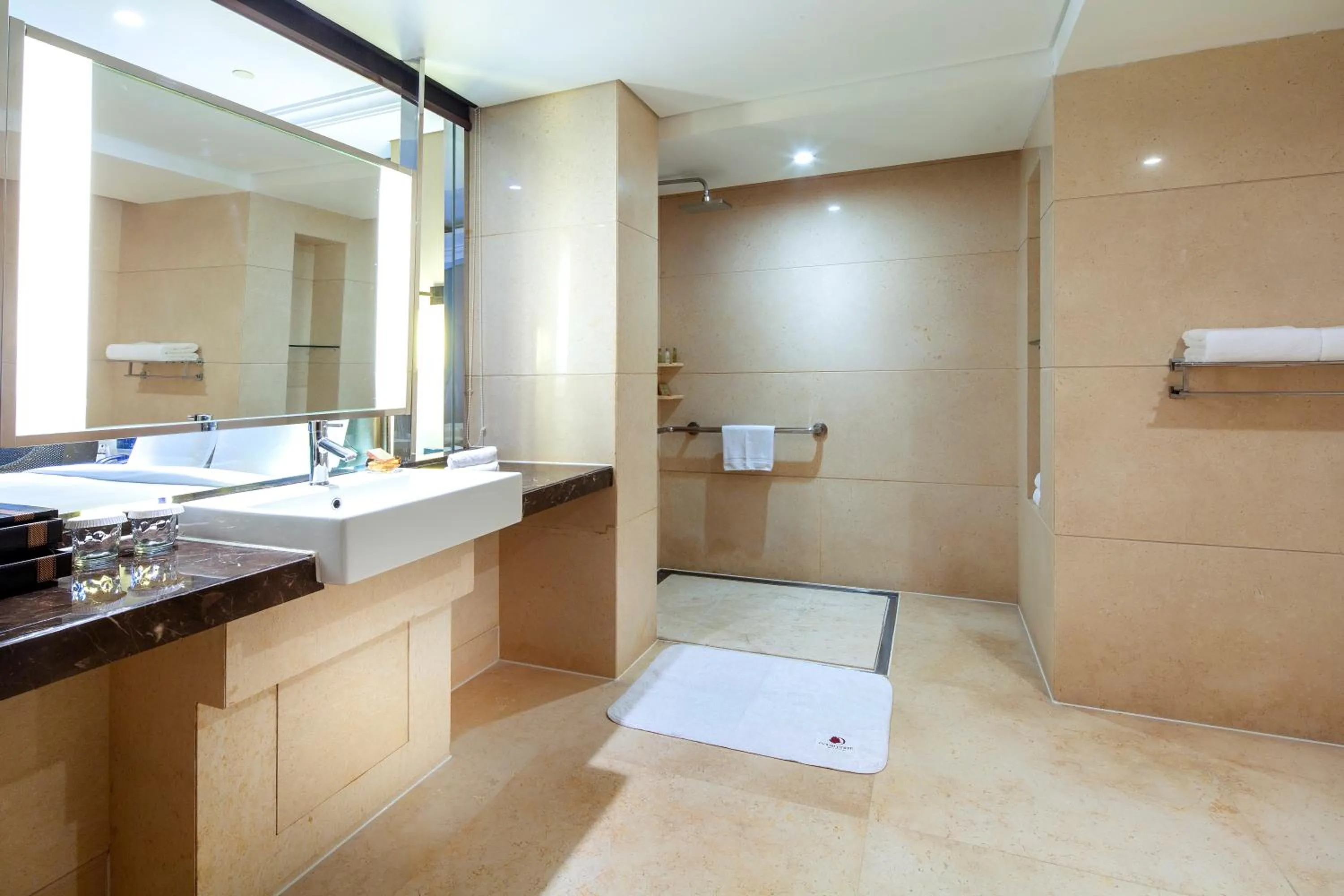 Bathroom in DoubleTree by Hilton Chongqing - Guanyinqiao railway station