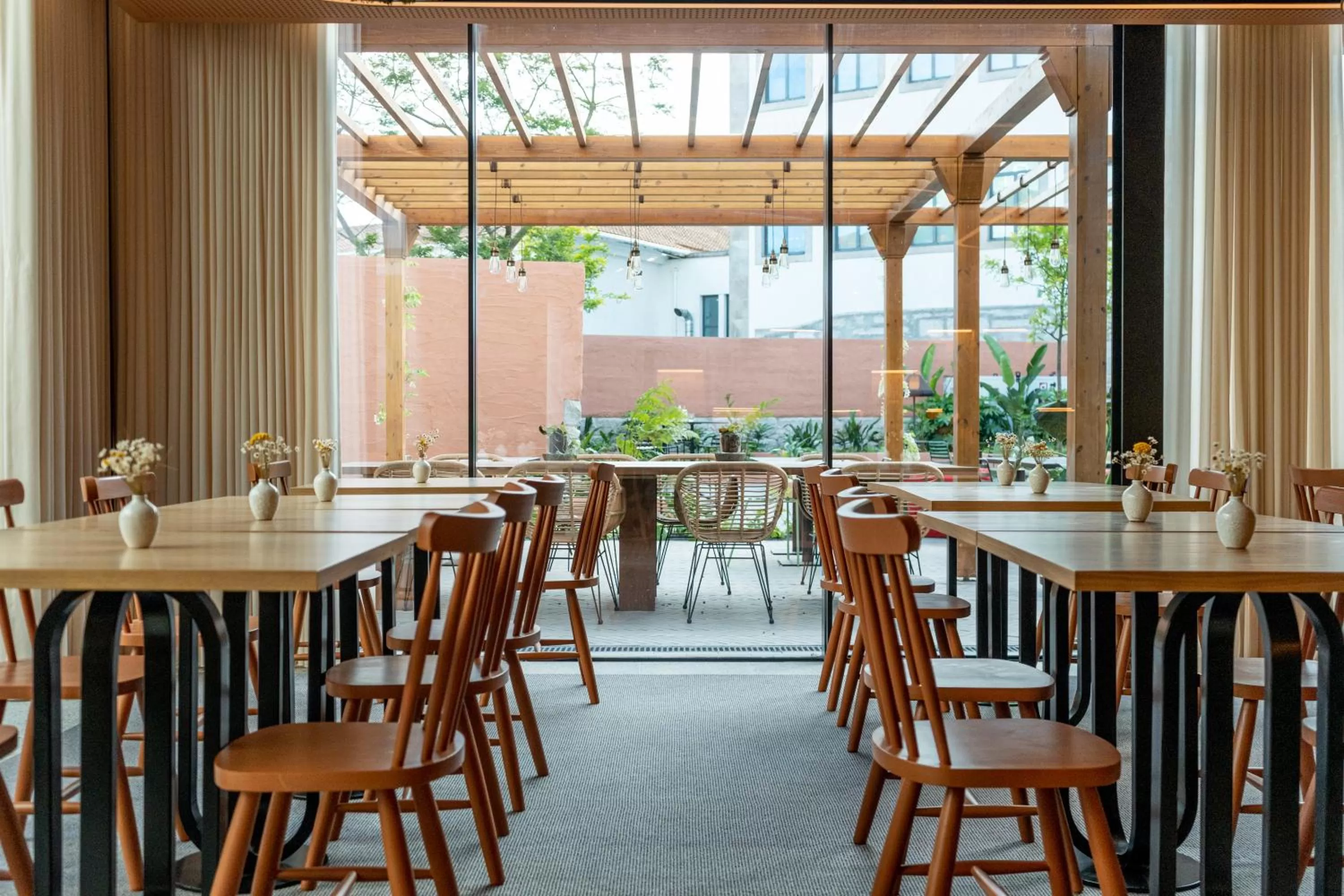 Restaurant/places to eat in The Editory Garden Porto Hotel