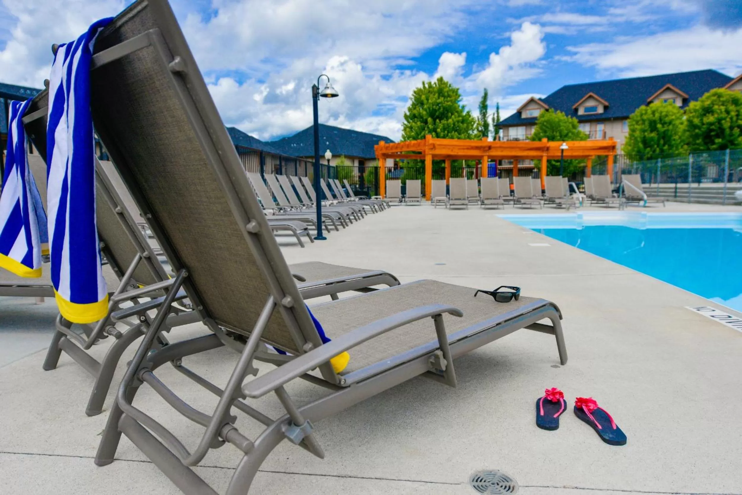 Swimming pool in Bighorn Meadows Resort