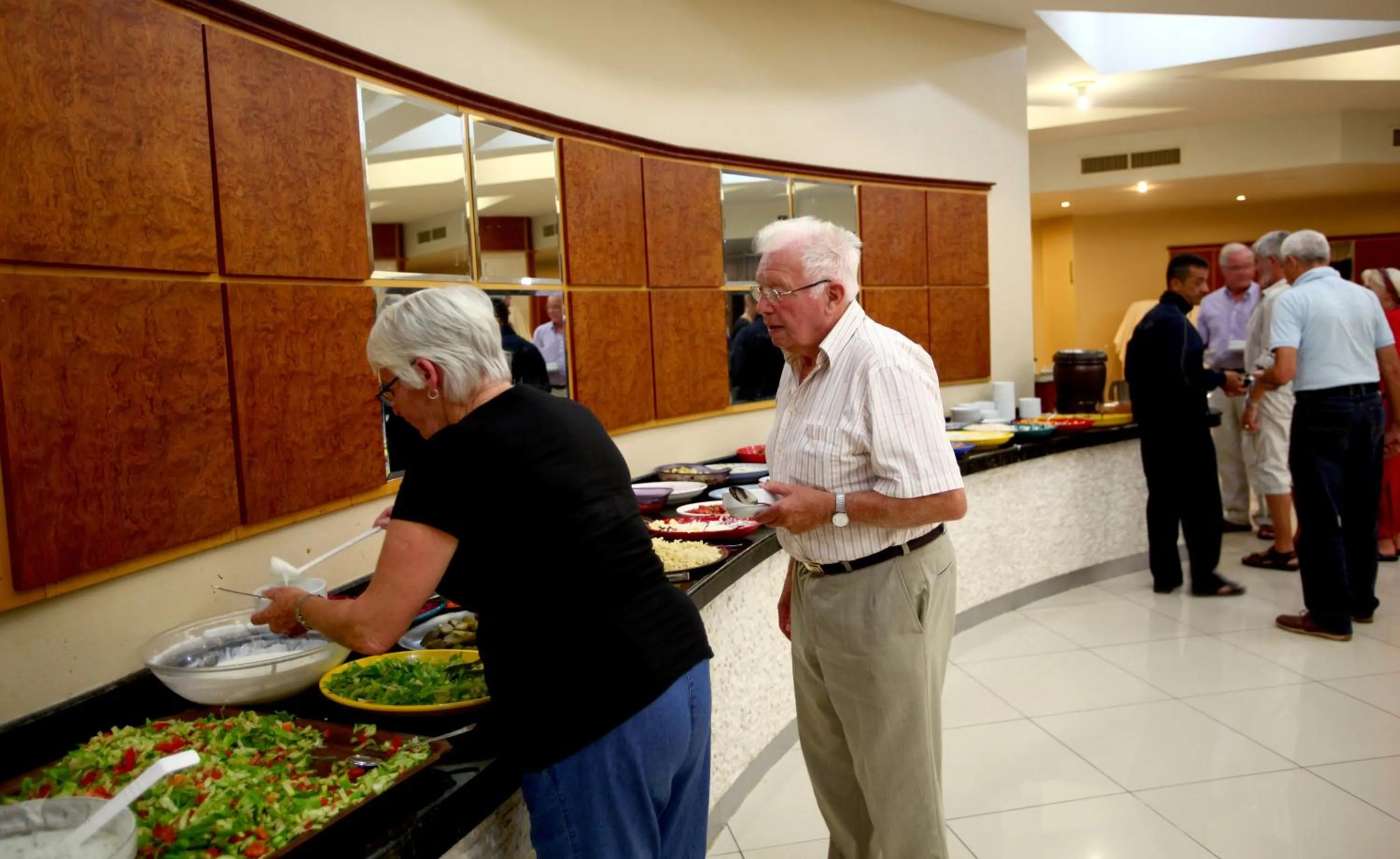 Restaurant/places to eat in Cender Hotel