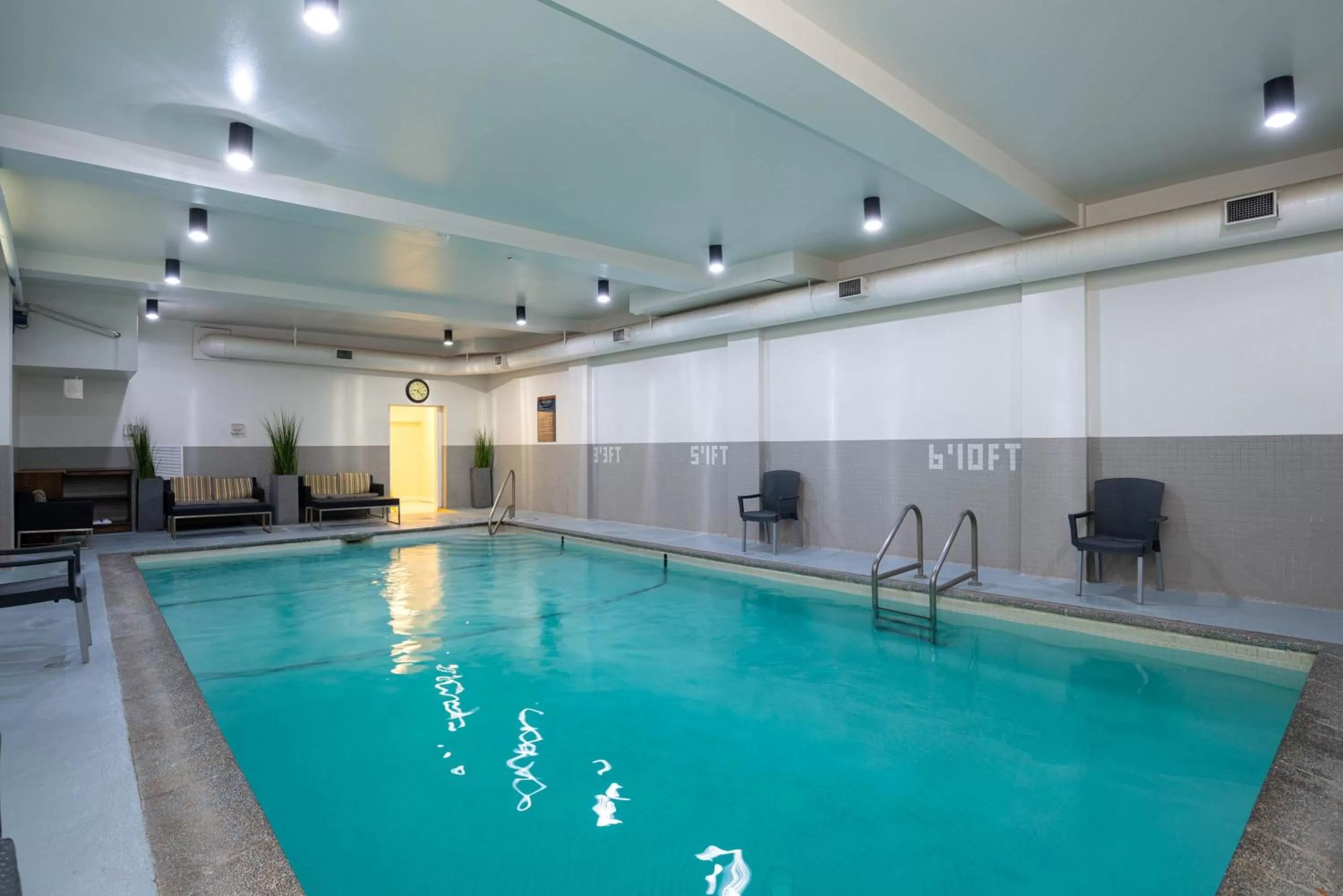 Swimming pool in Sandman Hotel & Suites Williams Lake