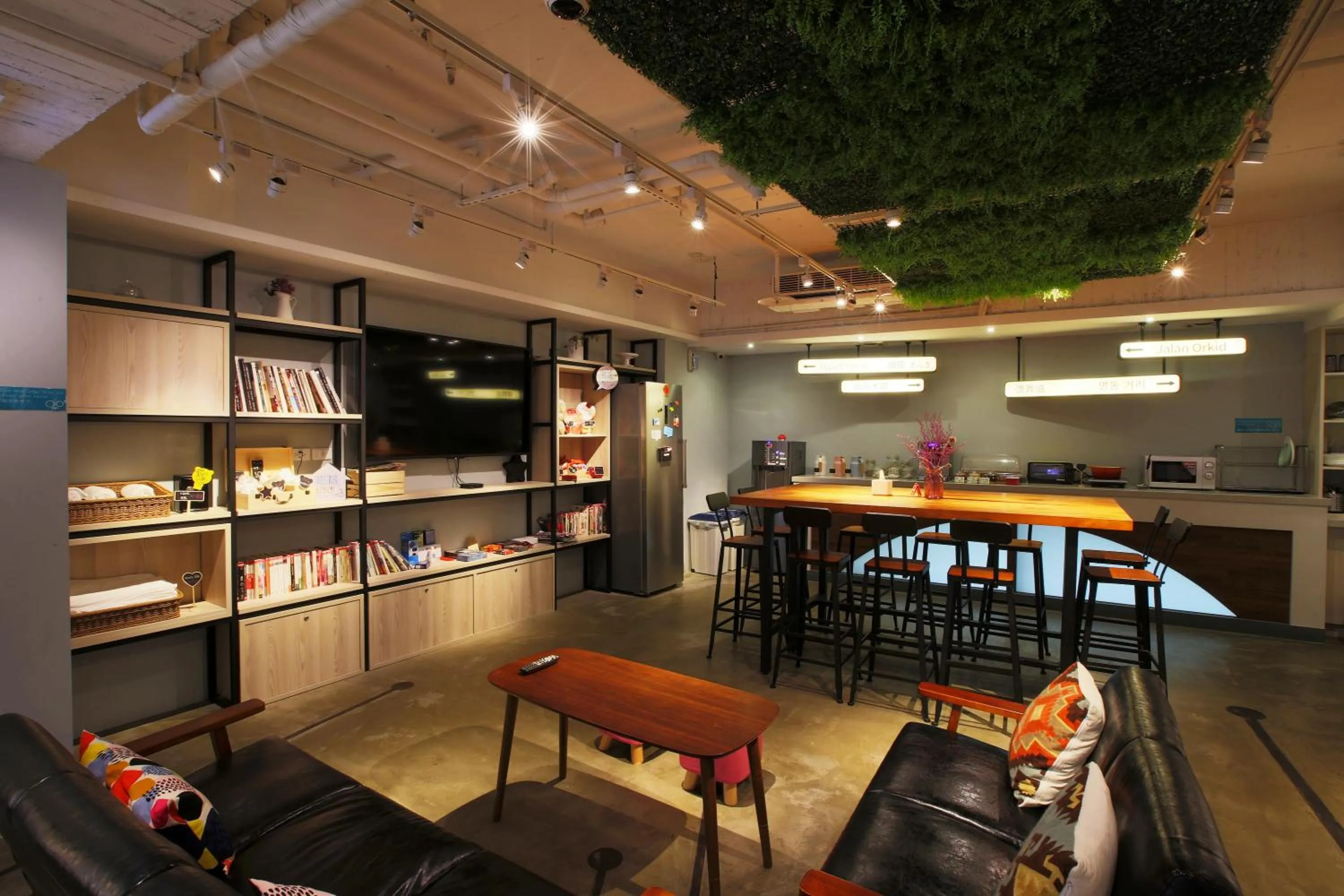 Restaurant/places to eat in Loosha Hostel