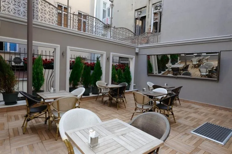 Restaurant/places to eat in Collage Pera Hotel