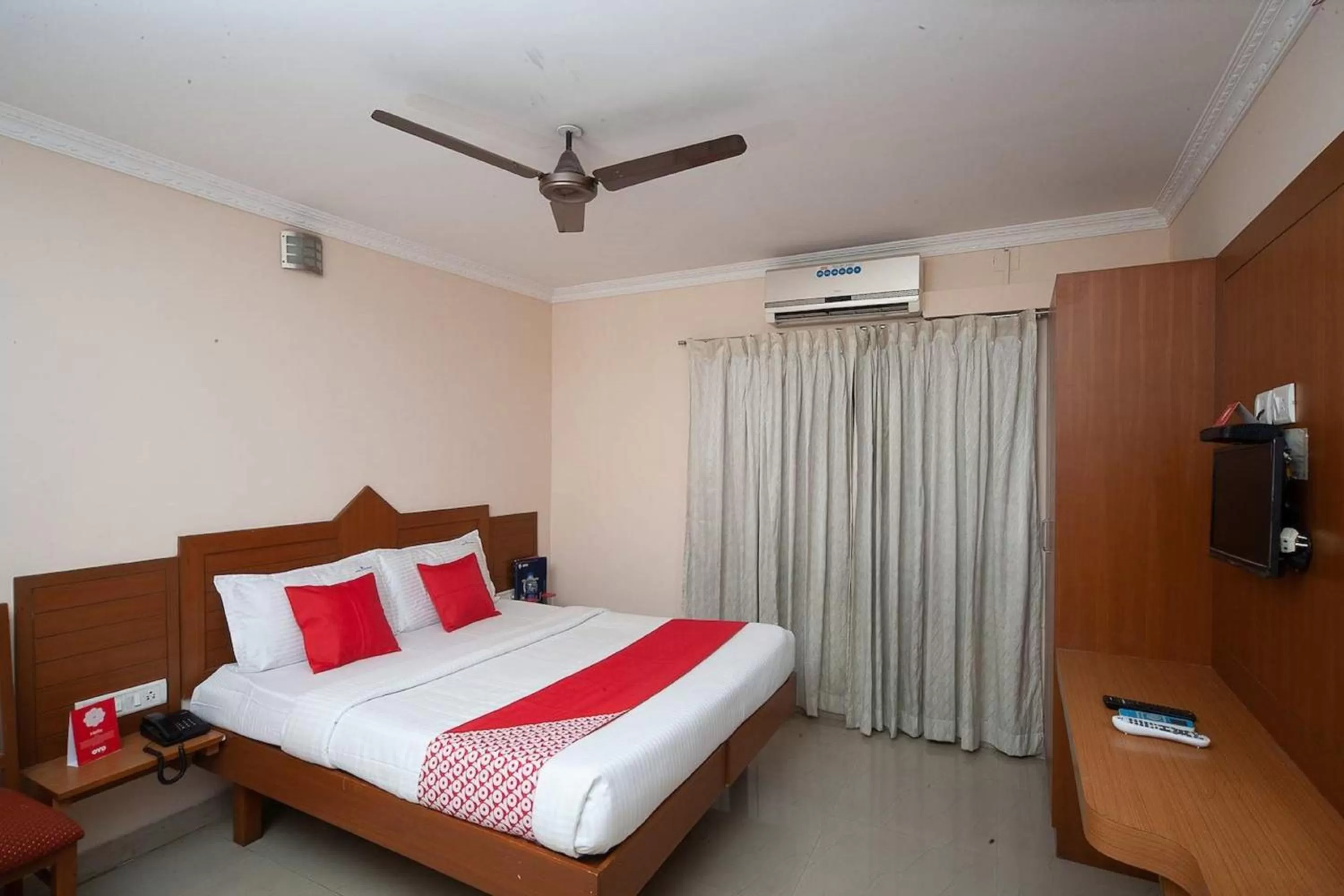 Bedroom, Bed in Silver Cloud Hotel Sholinganallur