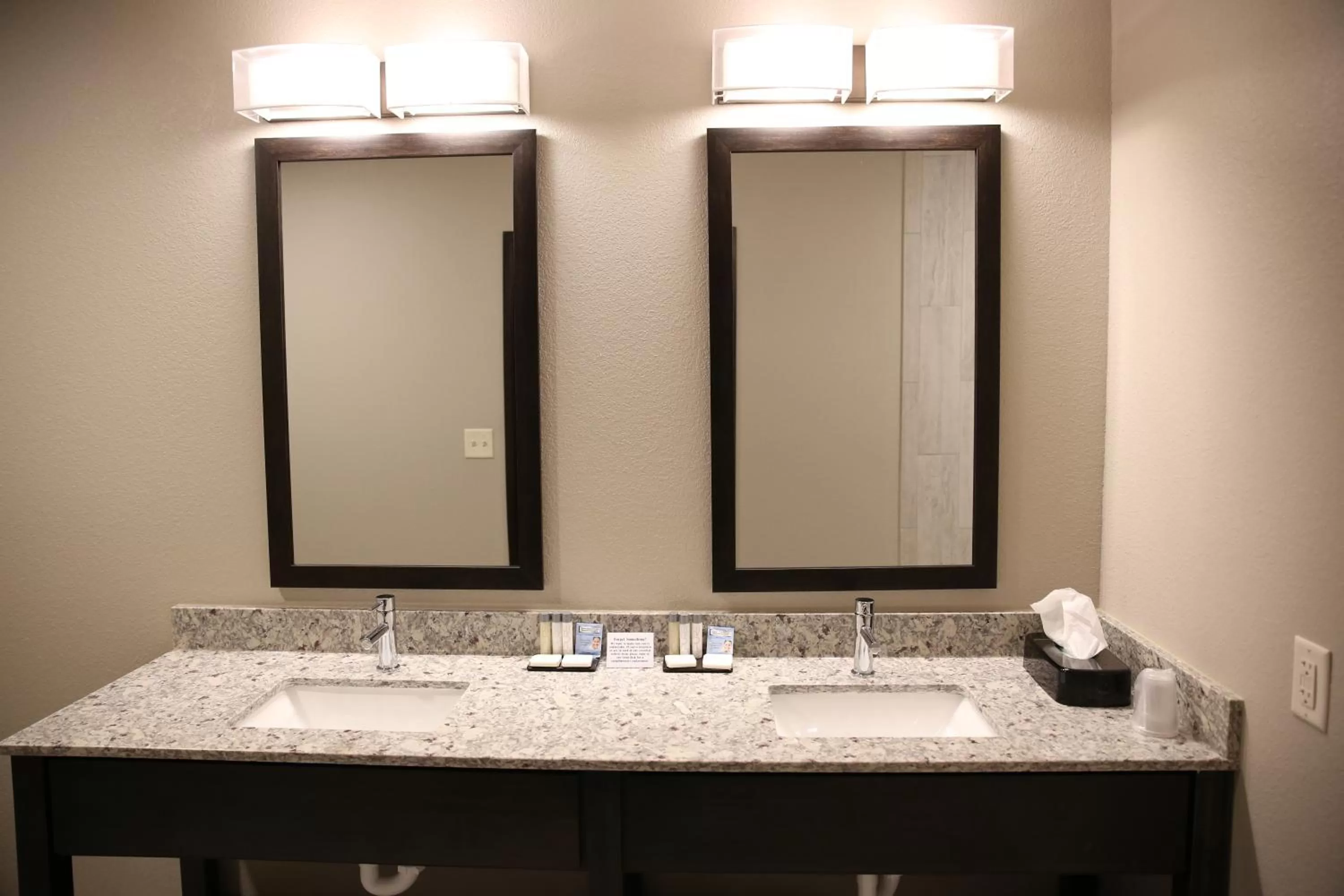 Bathroom in Berlin Encore Hotel & Suites