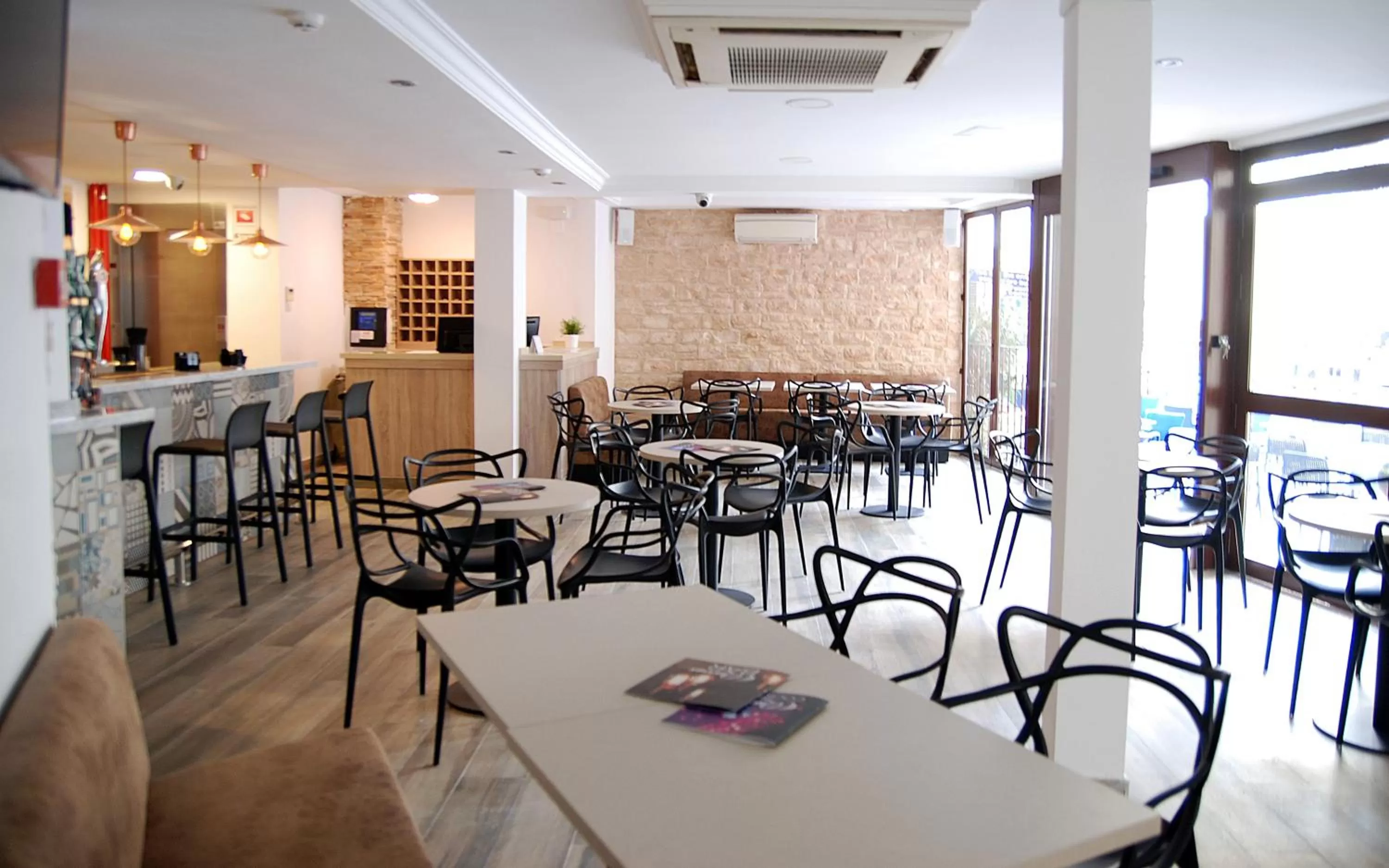 Lounge or bar in Hotel Queens - Adults Only