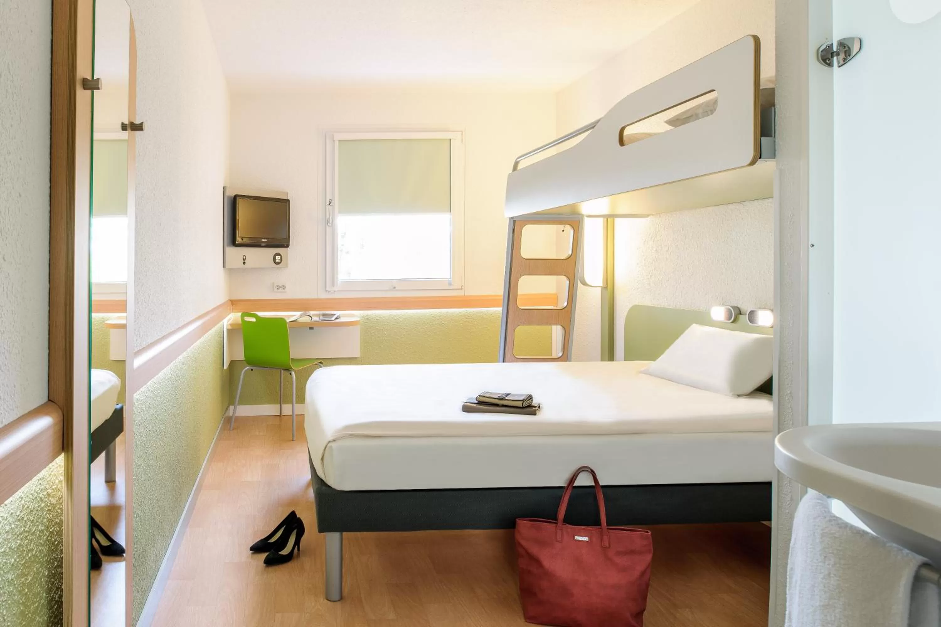 Photo of the whole room, Bed in ibis budget Frankfurt Offenbach Süd