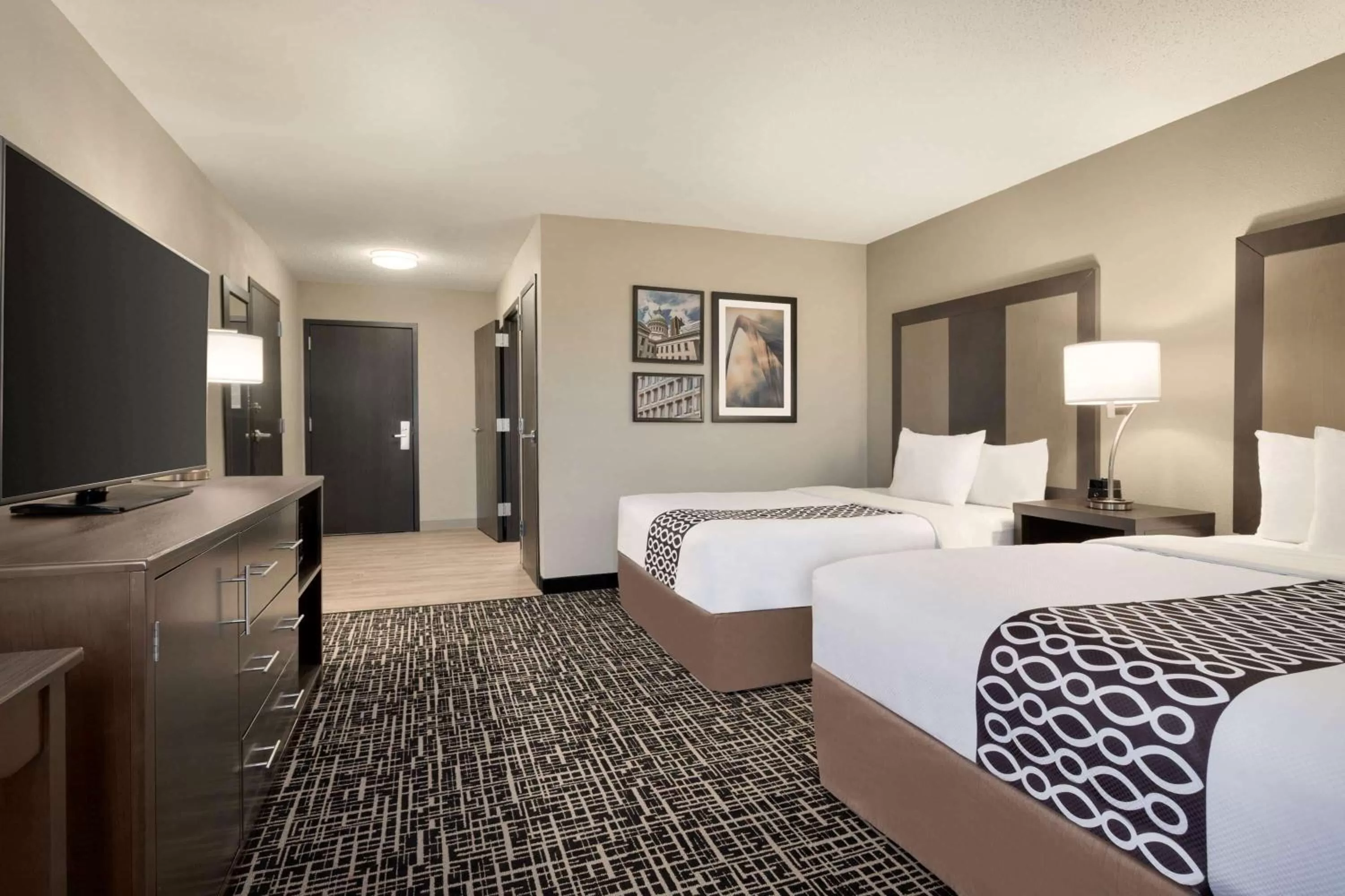 Photo of the whole room, Bed in La Quinta Inn & Suites by Wyndham St Louis Route 66